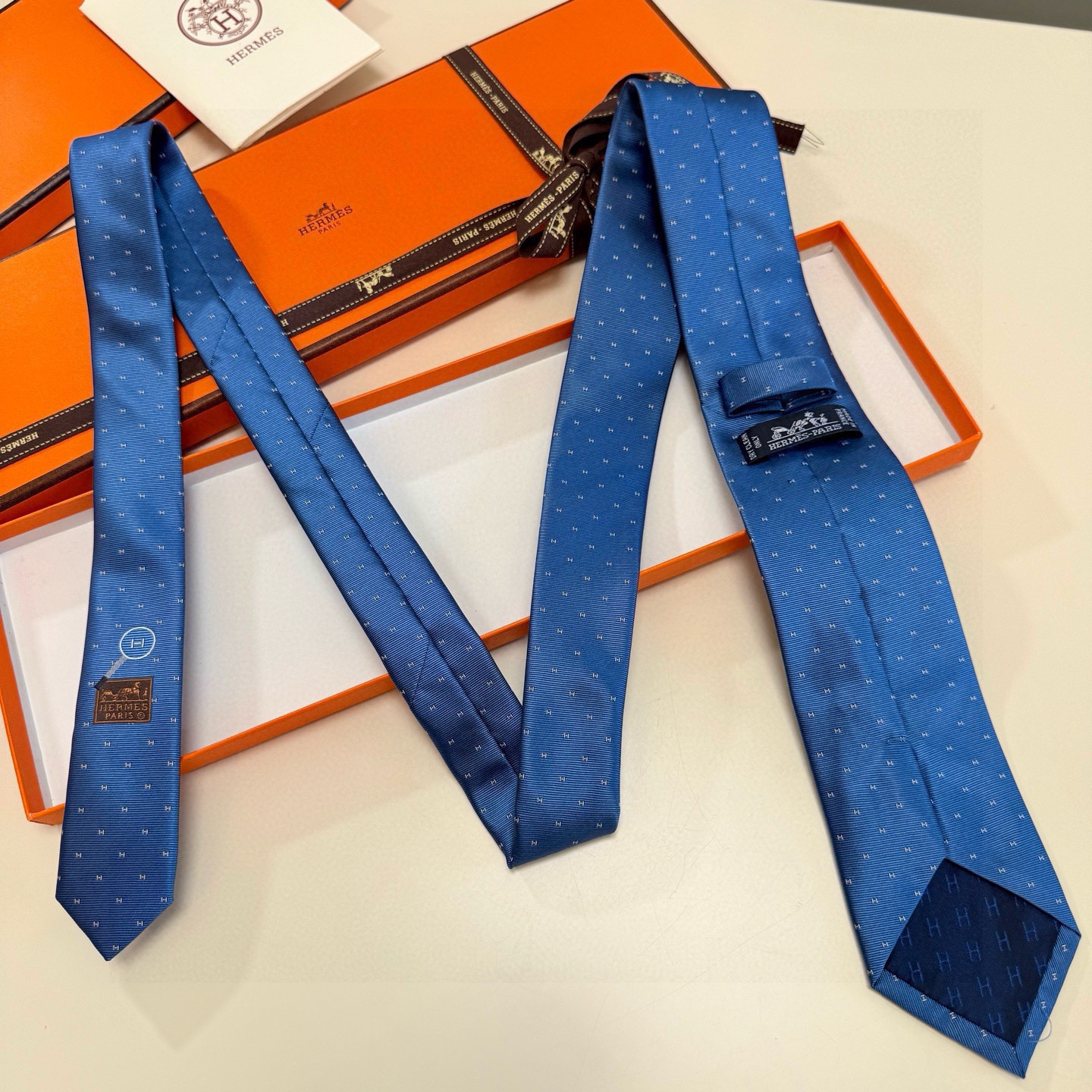 🌾 官方新款H字母 男士领带，稀有爱马仕家每年都有一千条不同印花的领带面世，从最初的多以几何图案表现骑术