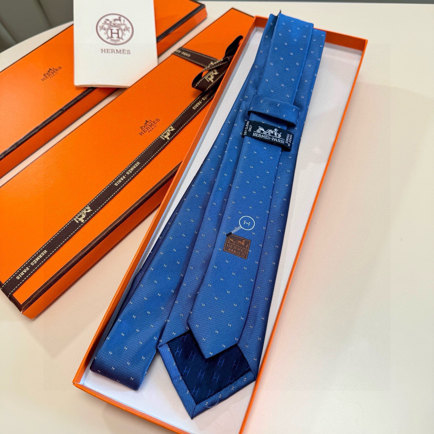🌾 官方新款H字母 男士领带，稀有爱马仕家每年都有一千条不同印花的领带面世，从最初的多以几何图案表现骑术