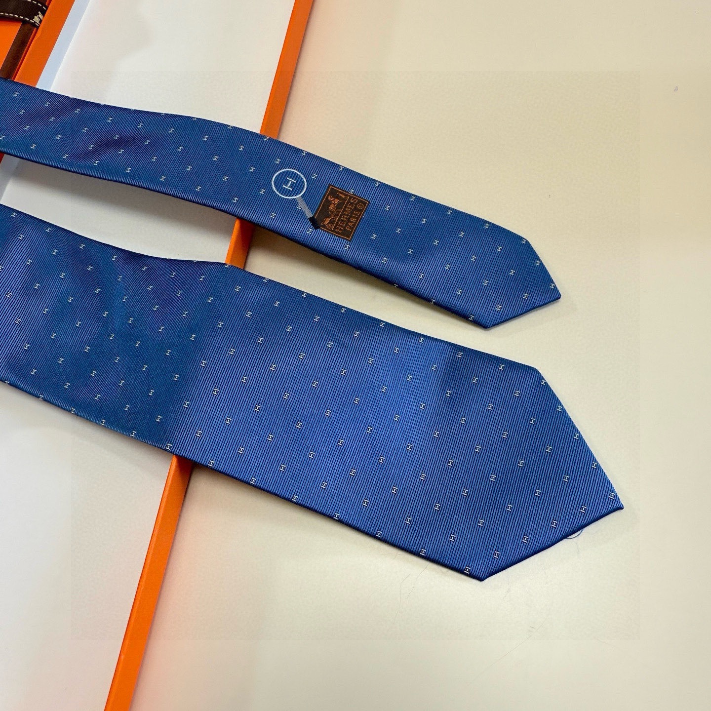 🌾 官方新款H字母 男士领带，稀有爱马仕家每年都有一千条不同印花的领带面世，从最初的多以几何图案表现骑术