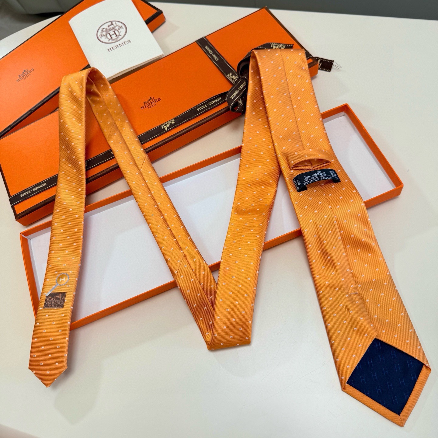 🌾 官方新款H字母 男士领带，稀有爱马仕家每年都有一千条不同印花的领带面世，从最初的多以几何图案表现骑术