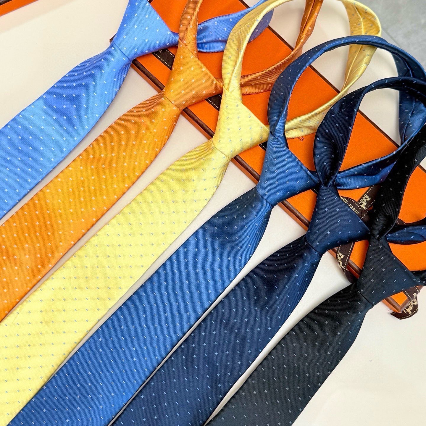 🌾 官方新款H字母 男士领带，稀有爱马仕家每年都有一千条不同印花的领带面世，从最初的多以几何图案表现骑术