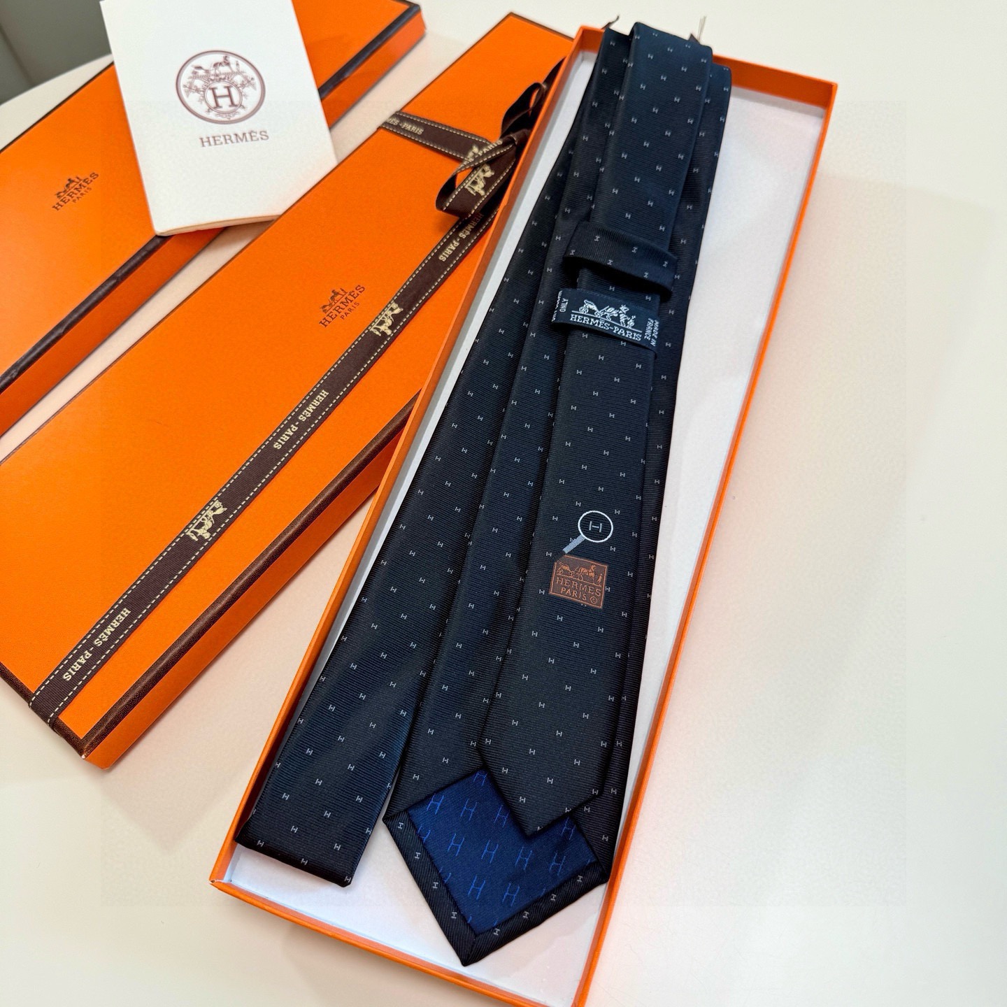 🌾 官方新款H字母 男士领带，稀有爱马仕家每年都有一千条不同印花的领带面世，从最初的多以几何图案表现骑术