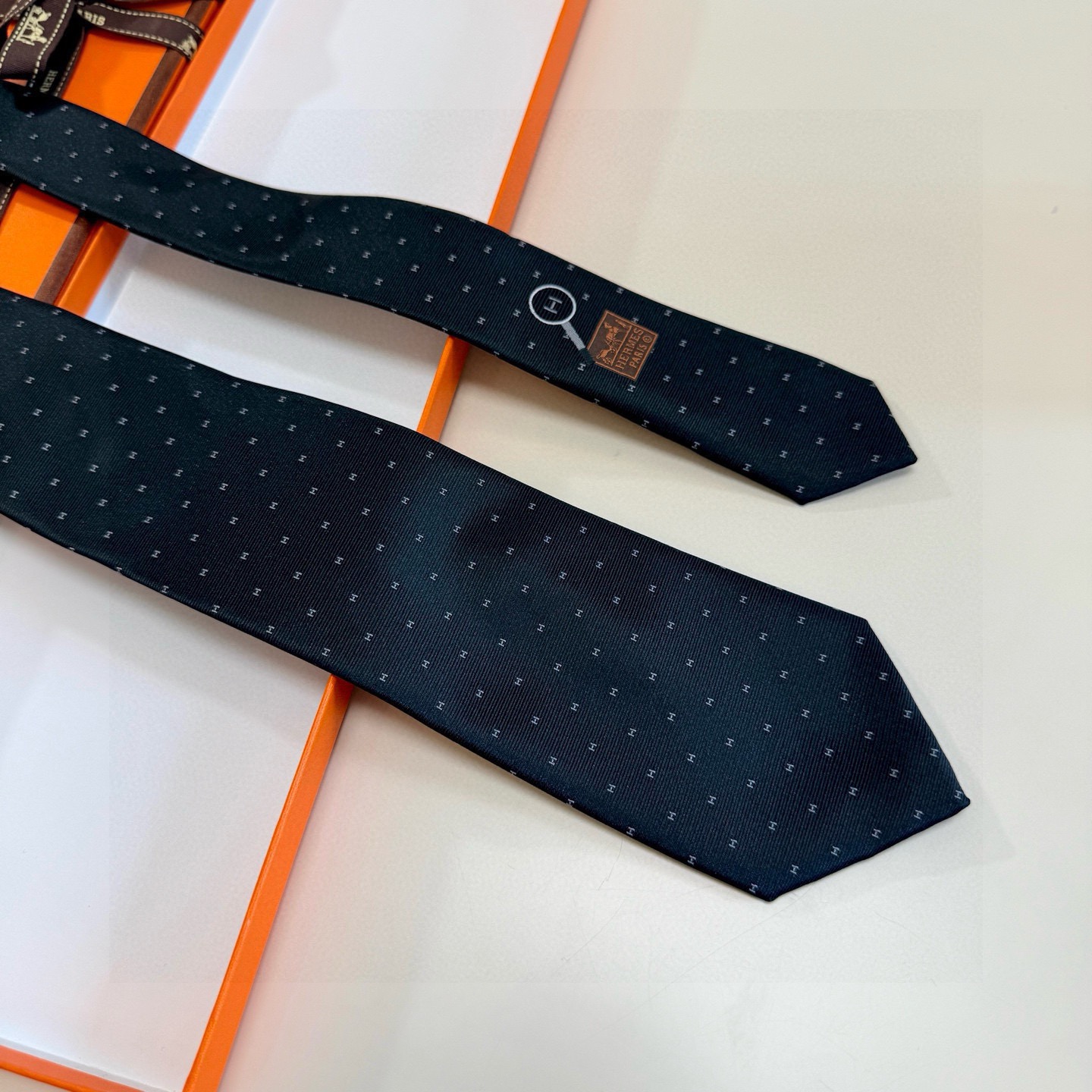 🌾 官方新款H字母 男士领带，稀有爱马仕家每年都有一千条不同印花的领带面世，从最初的多以几何图案表现骑术