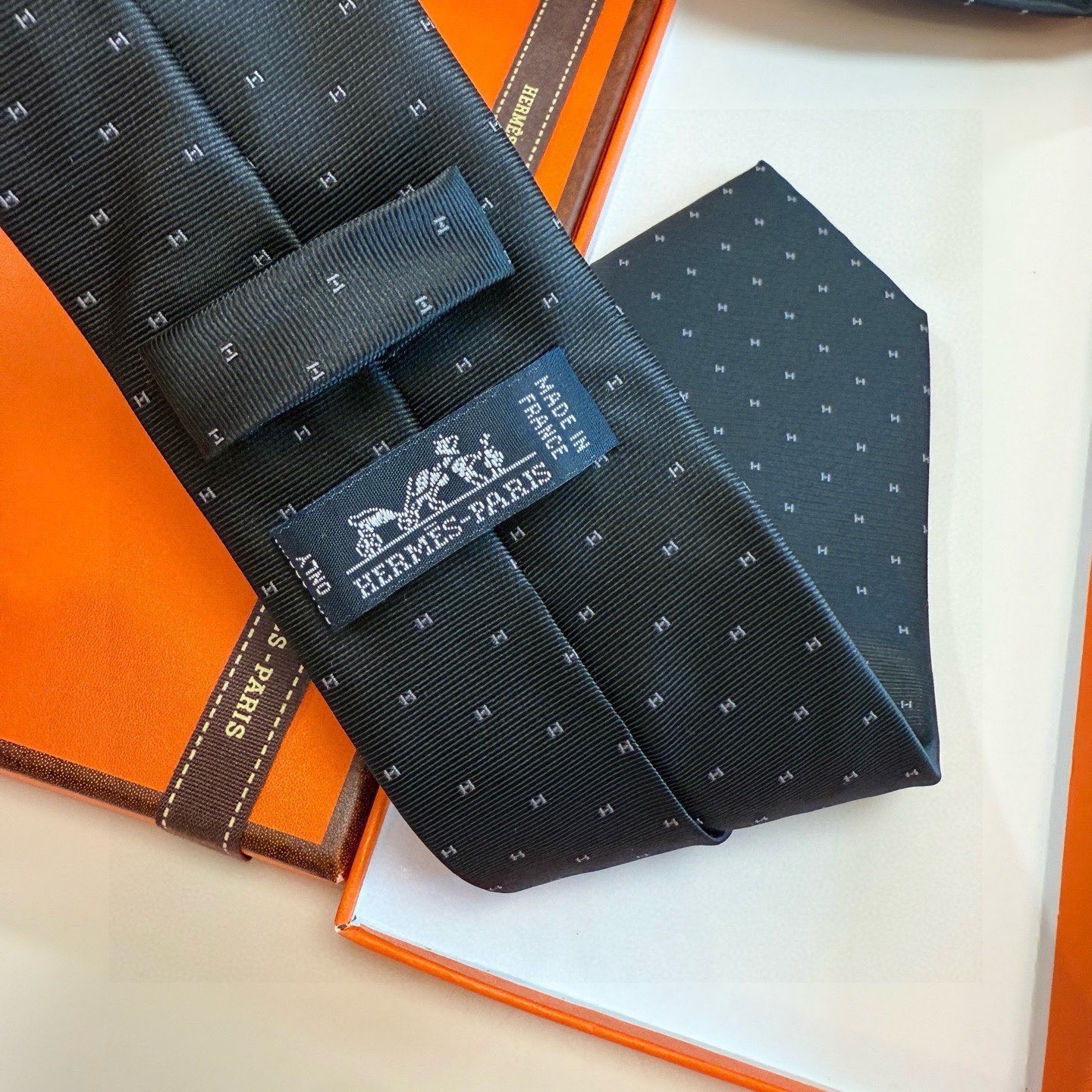🌾 官方新款H字母 男士领带，稀有爱马仕家每年都有一千条不同印花的领带面世，从最初的多以几何图案表现骑术
