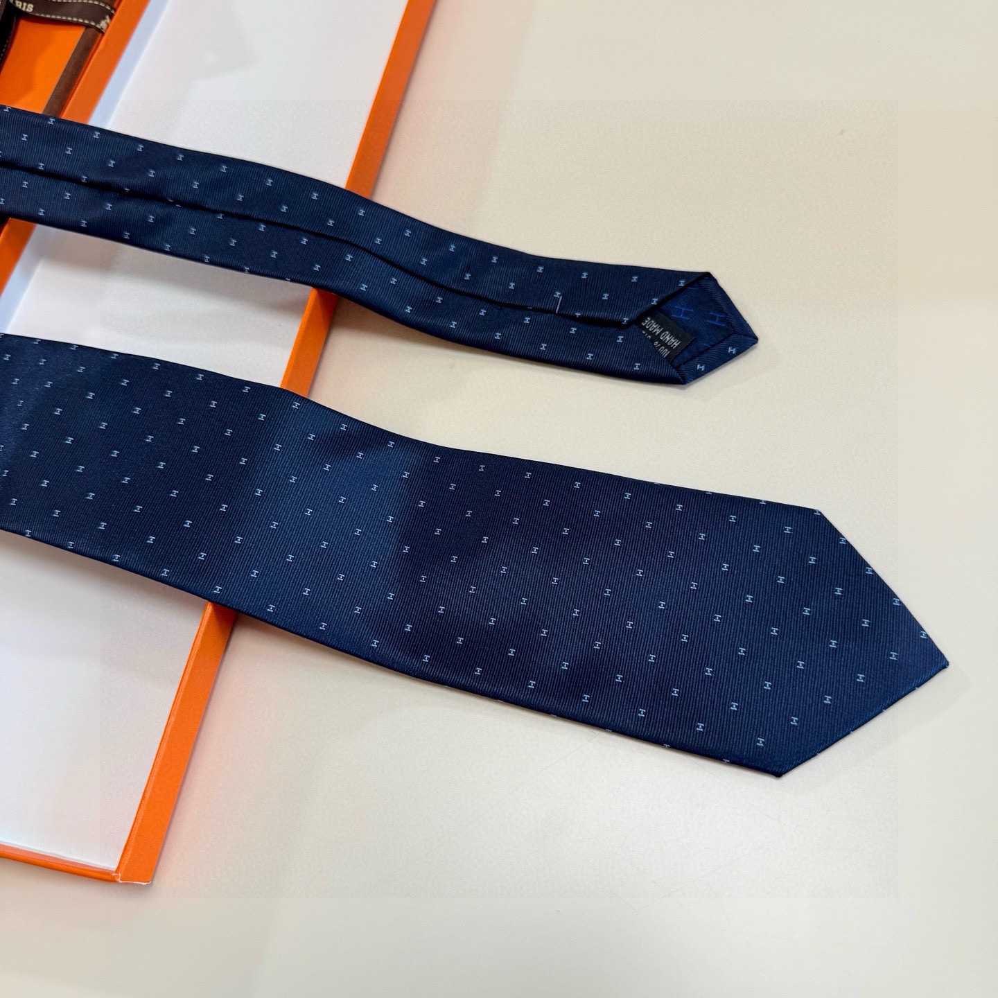 🌾 官方新款H字母 男士领带，稀有爱马仕家每年都有一千条不同印花的领带面世，从最初的多以几何图案表现骑术