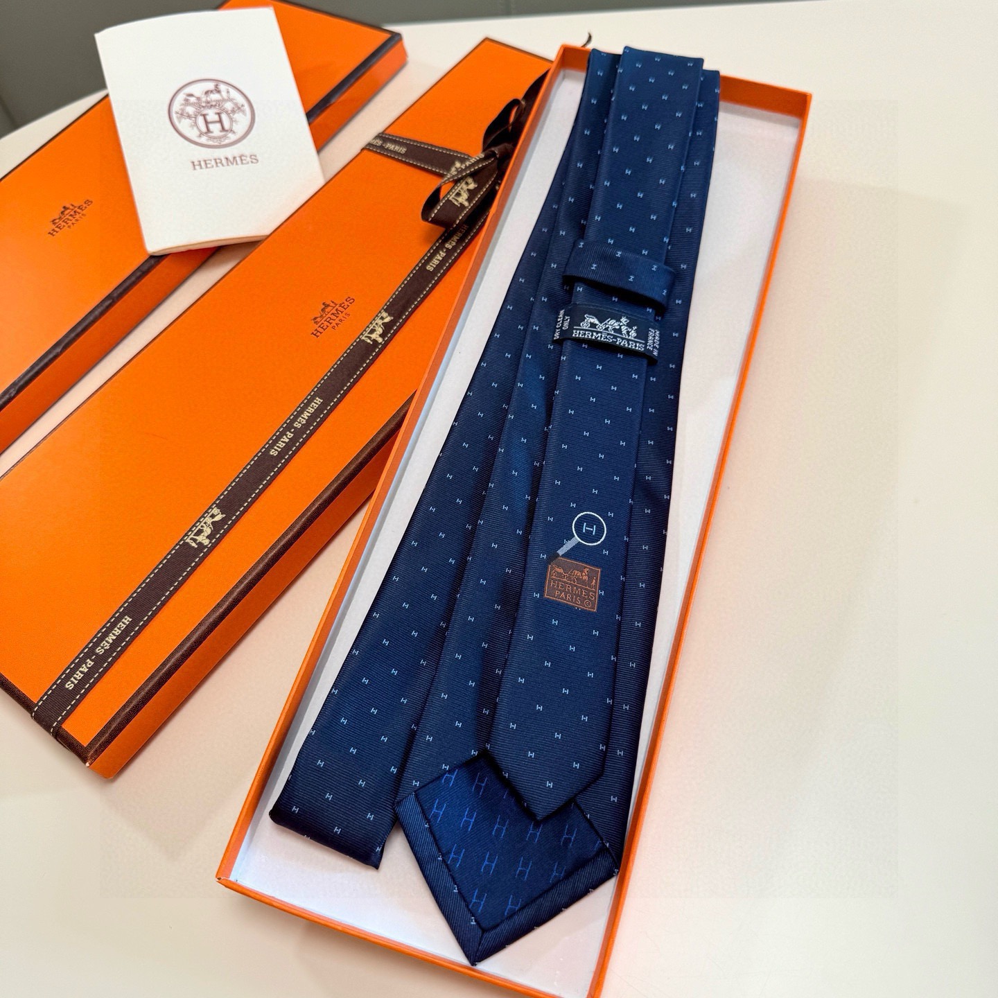 🌾 官方新款H字母 男士领带，稀有爱马仕家每年都有一千条不同印花的领带面世，从最初的多以几何图案表现骑术