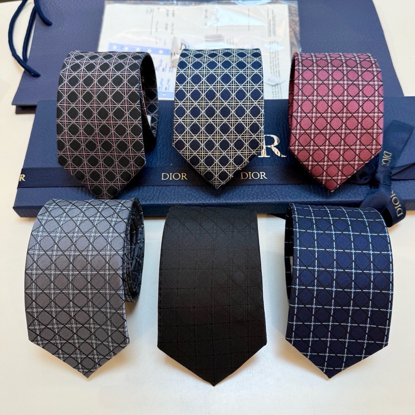 🌾爆款到👏👏Do家新款领带💖💖 👔👔Dior男士【D藤格纹图案领带】，稀有😻😻展现精湛手工与时尚优雅的理