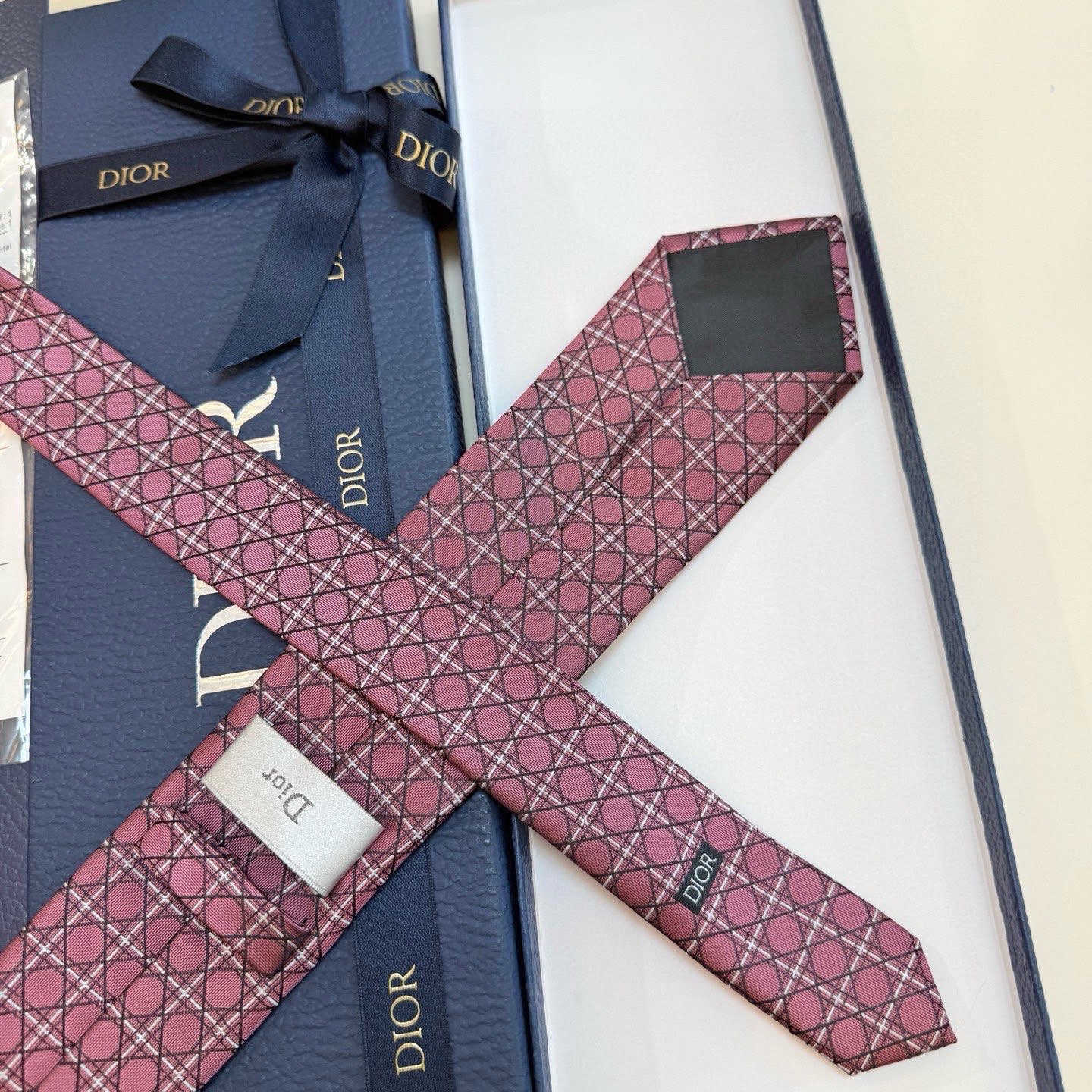 🌾爆款到👏👏Do家新款领带💖💖 👔👔Dior男士【D藤格纹图案领带】，稀有😻😻展现精湛手工与时尚优雅的理