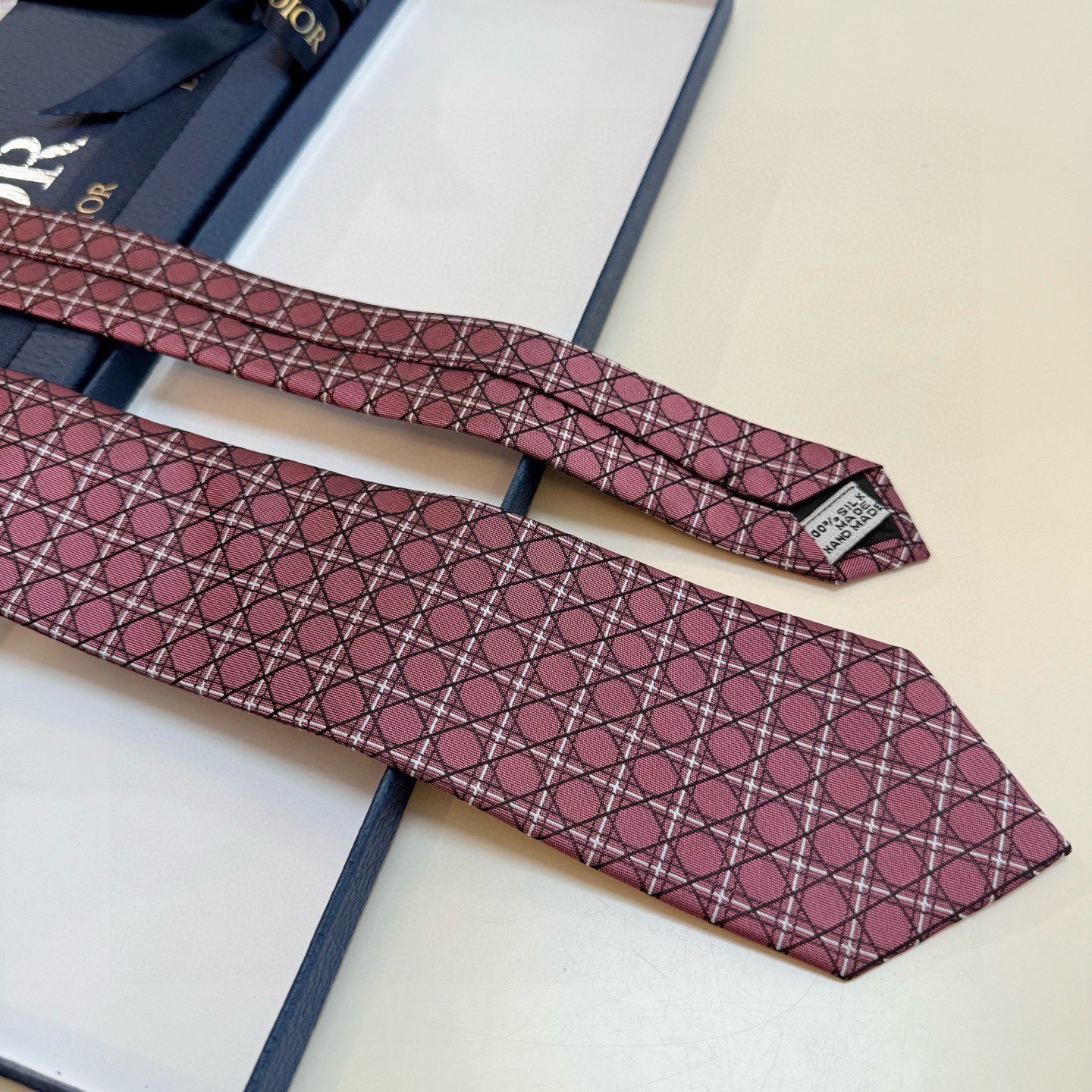 🌾爆款到👏👏Do家新款领带💖💖 👔👔Dior男士【D藤格纹图案领带】，稀有😻😻展现精湛手工与时尚优雅的理