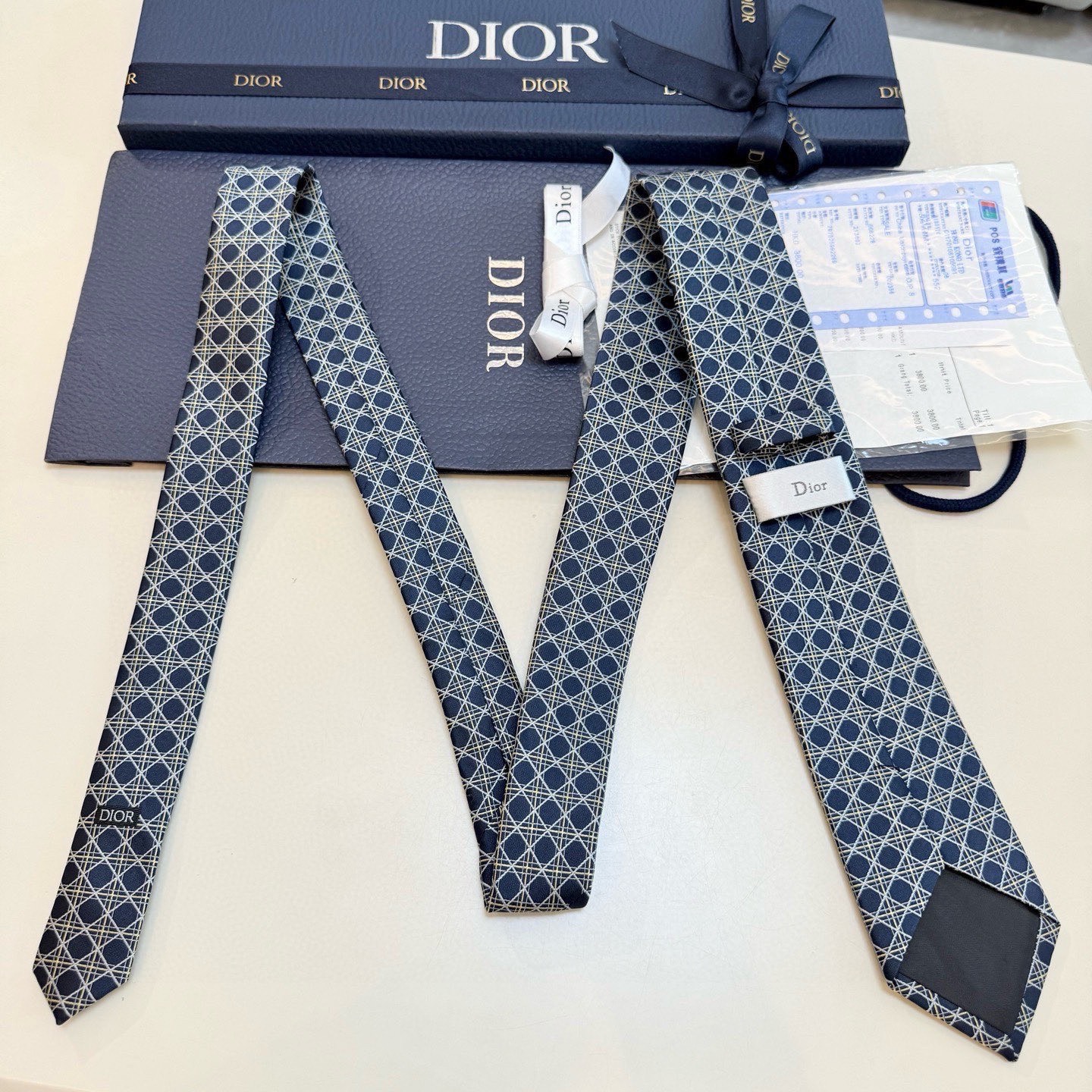 🌾爆款到👏👏Do家新款领带💖💖 👔👔Dior男士【D藤格纹图案领带】，稀有😻😻展现精湛手工与时尚优雅的理