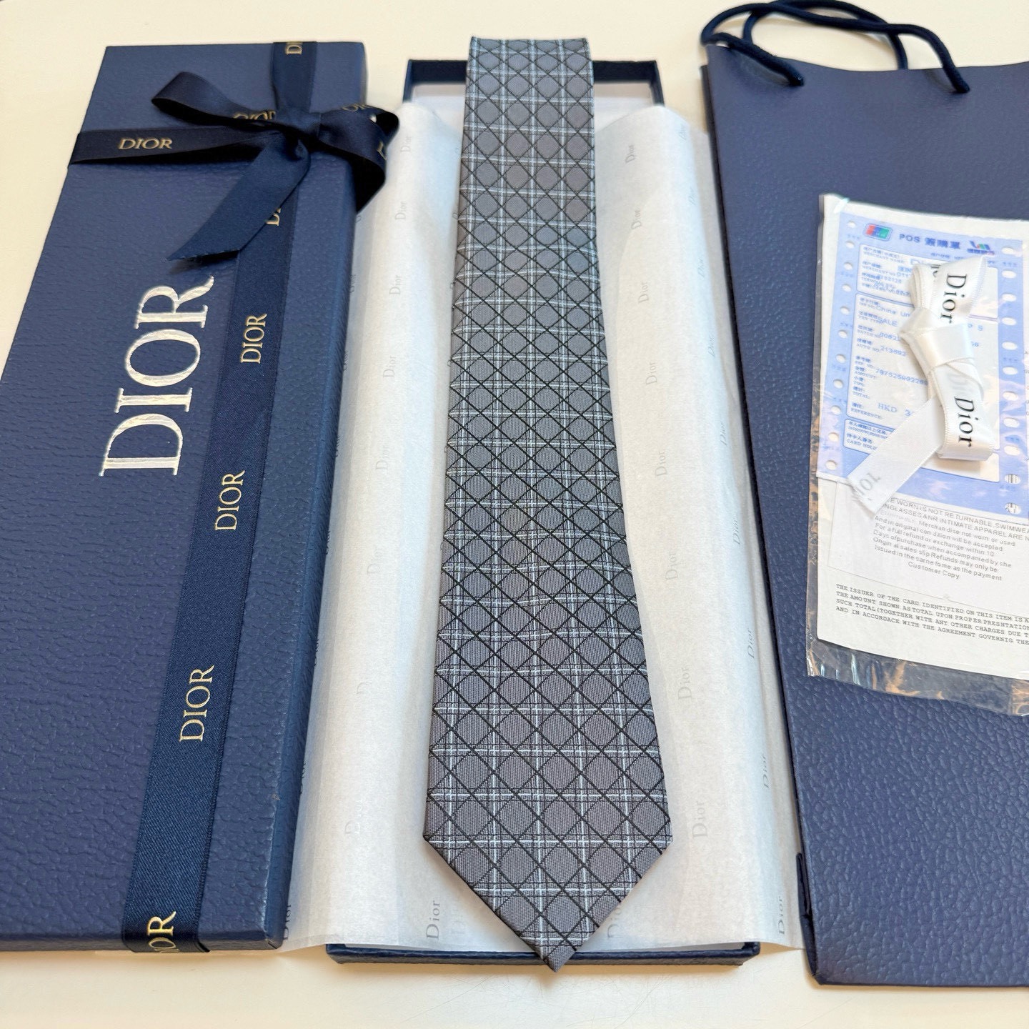 🌾爆款到👏👏Do家新款领带💖💖 👔👔Dior男士【D藤格纹图案领带】，稀有😻😻展现精湛手工与时尚优雅的理