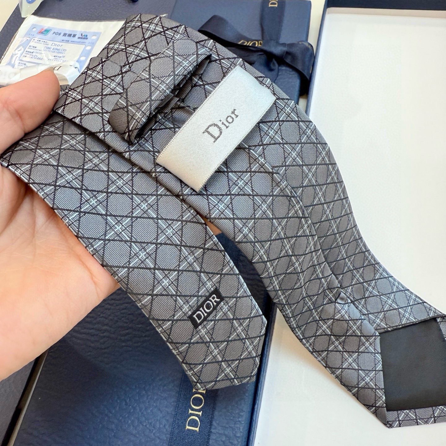 🌾爆款到👏👏Do家新款领带💖💖 👔👔Dior男士【D藤格纹图案领带】，稀有😻😻展现精湛手工与时尚优雅的理