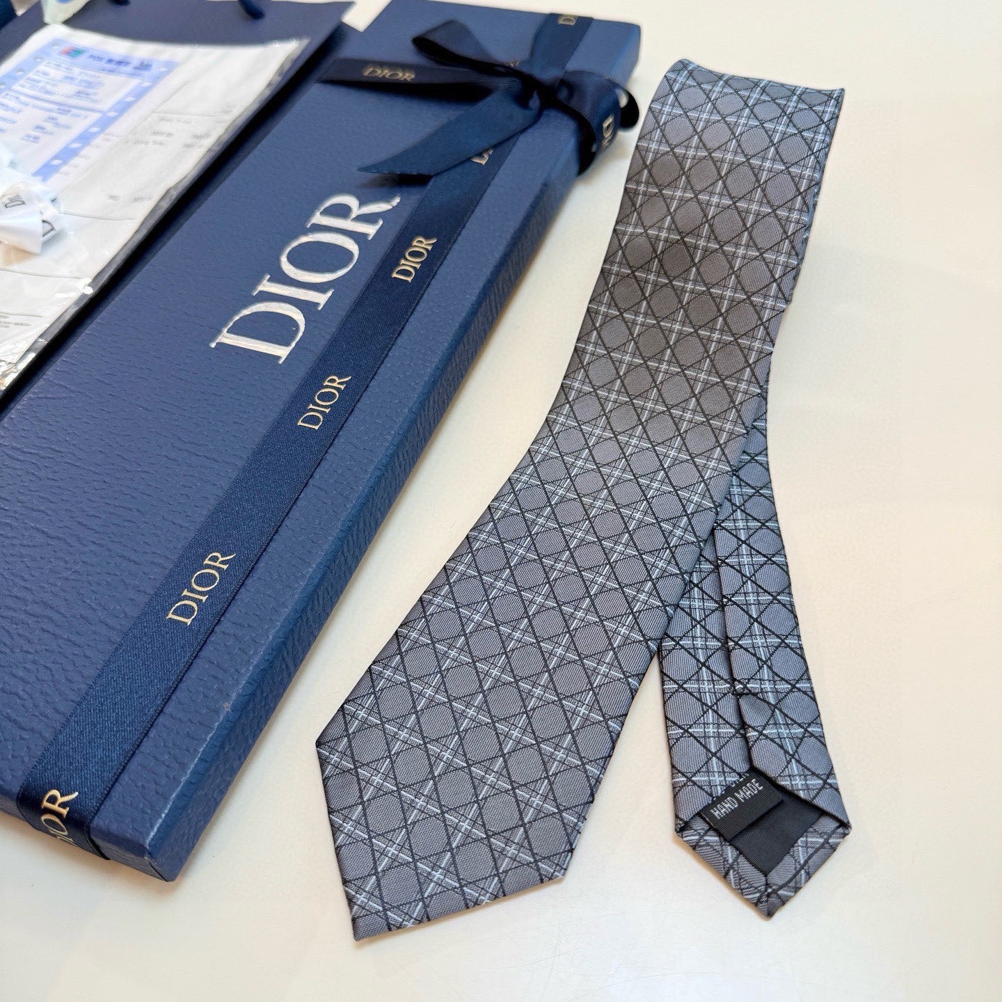 🌾爆款到👏👏Do家新款领带💖💖 👔👔Dior男士【D藤格纹图案领带】，稀有😻😻展现精湛手工与时尚优雅的理