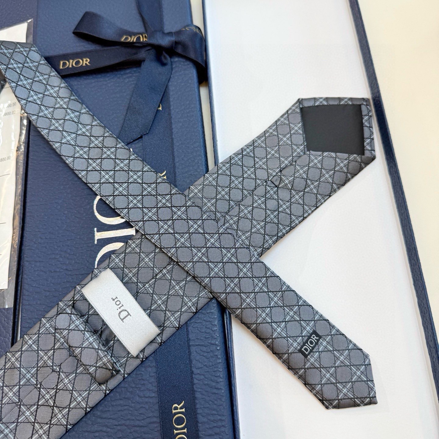 🌾爆款到👏👏Do家新款领带💖💖 👔👔Dior男士【D藤格纹图案领带】，稀有😻😻展现精湛手工与时尚优雅的理