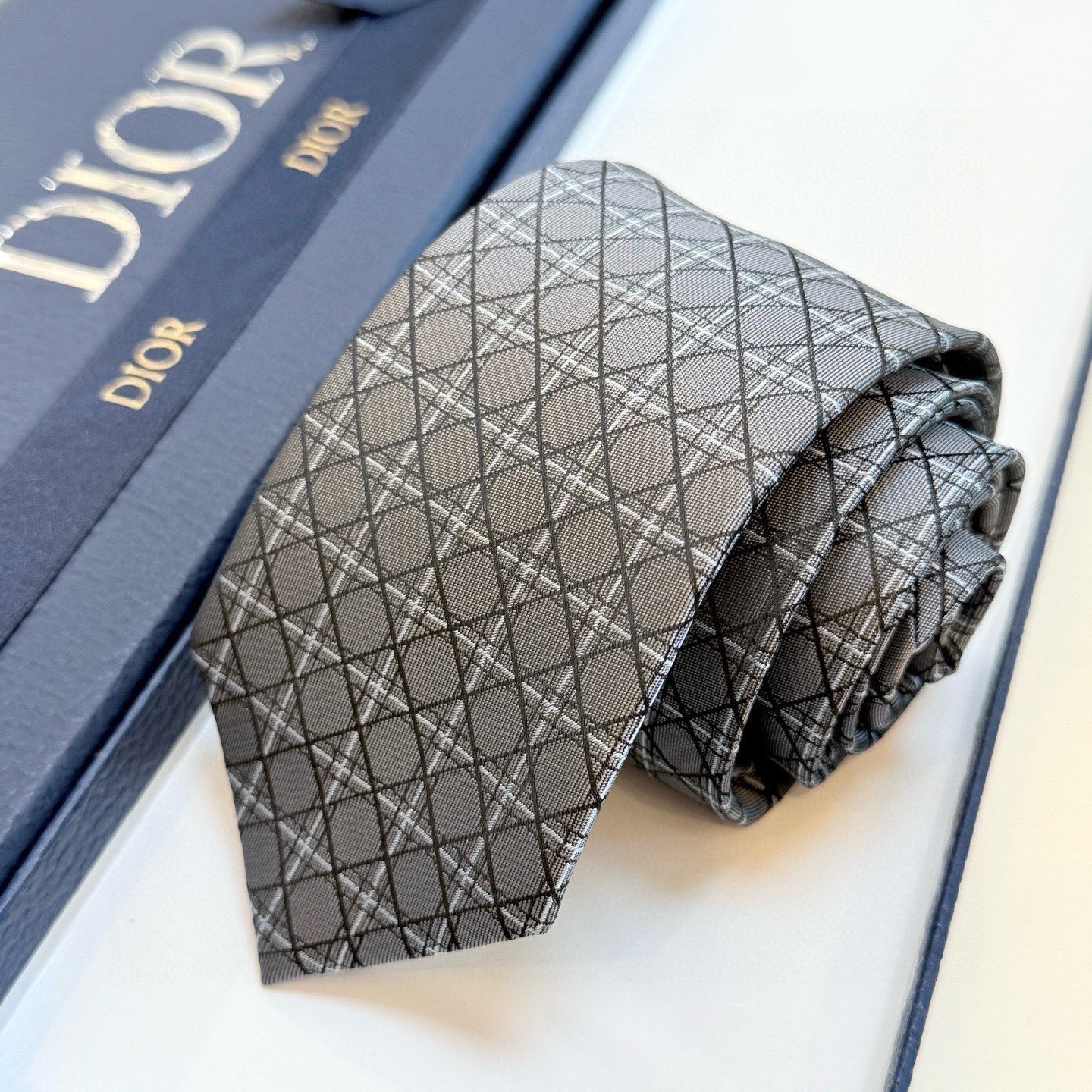 🌾爆款到👏👏Do家新款领带💖💖 👔👔Dior男士【D藤格纹图案领带】，稀有😻😻展现精湛手工与时尚优雅的理