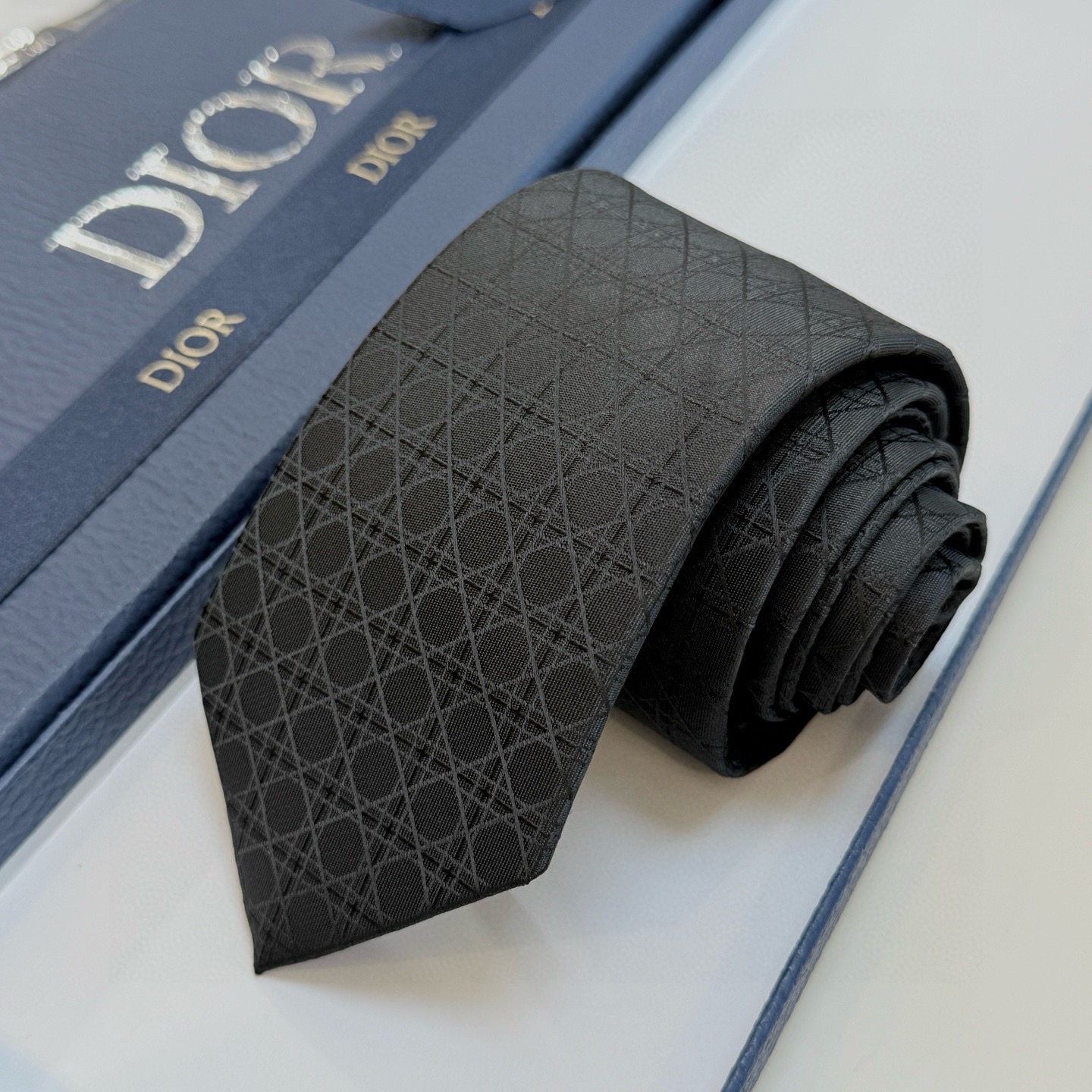 🌾爆款到👏👏Do家新款领带💖💖 👔👔Dior男士【D藤格纹图案领带】，稀有😻😻展现精湛手工与时尚优雅的理