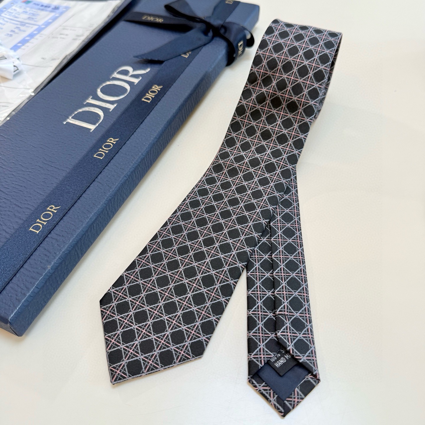 🌾爆款到👏👏Do家新款领带💖💖 👔👔Dior男士【D藤格纹图案领带】，稀有😻😻展现精湛手工与时尚优雅的理