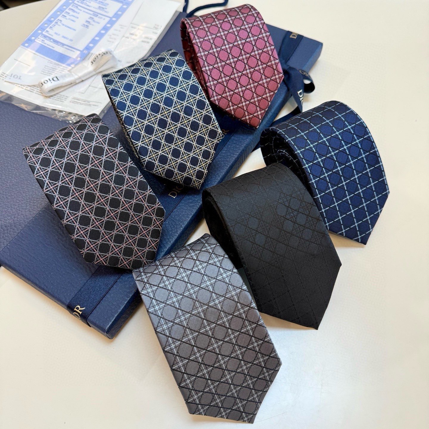 🌾爆款到👏👏Do家新款领带💖💖 👔👔Dior男士【D藤格纹图案领带】，稀有😻😻展现精湛手工与时尚优雅的理