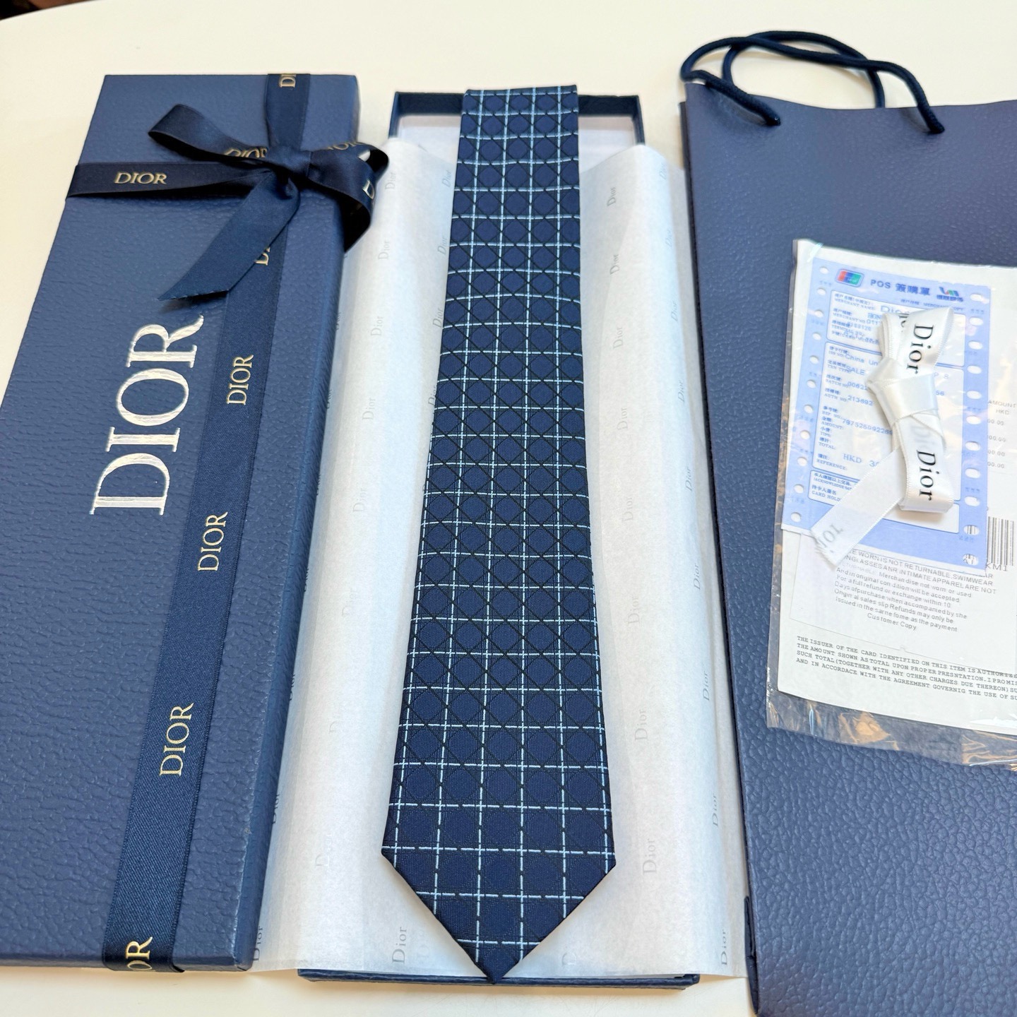 🌾爆款到👏👏Do家新款领带💖💖 👔👔Dior男士【D藤格纹图案领带】，稀有😻😻展现精湛手工与时尚优雅的理