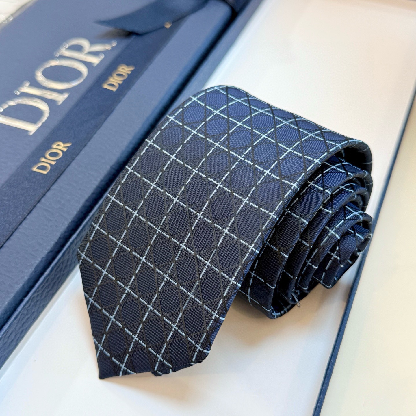 🌾爆款到👏👏Do家新款领带💖💖 👔👔Dior男士【D藤格纹图案领带】，稀有😻😻展现精湛手工与时尚优雅的理