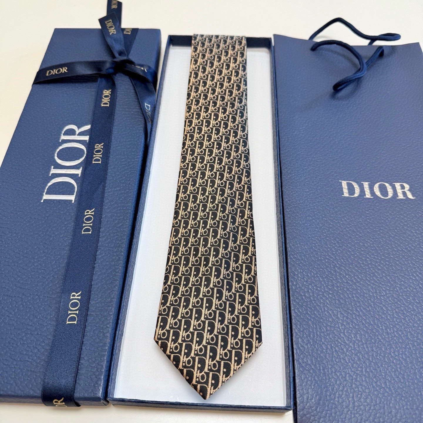 🌾 爆款到，迪奥新款领带💖💖 👔👔Dior男士，稀有😻😻展现精湛手工与时尚优雅的理想选择，这款采用DO家