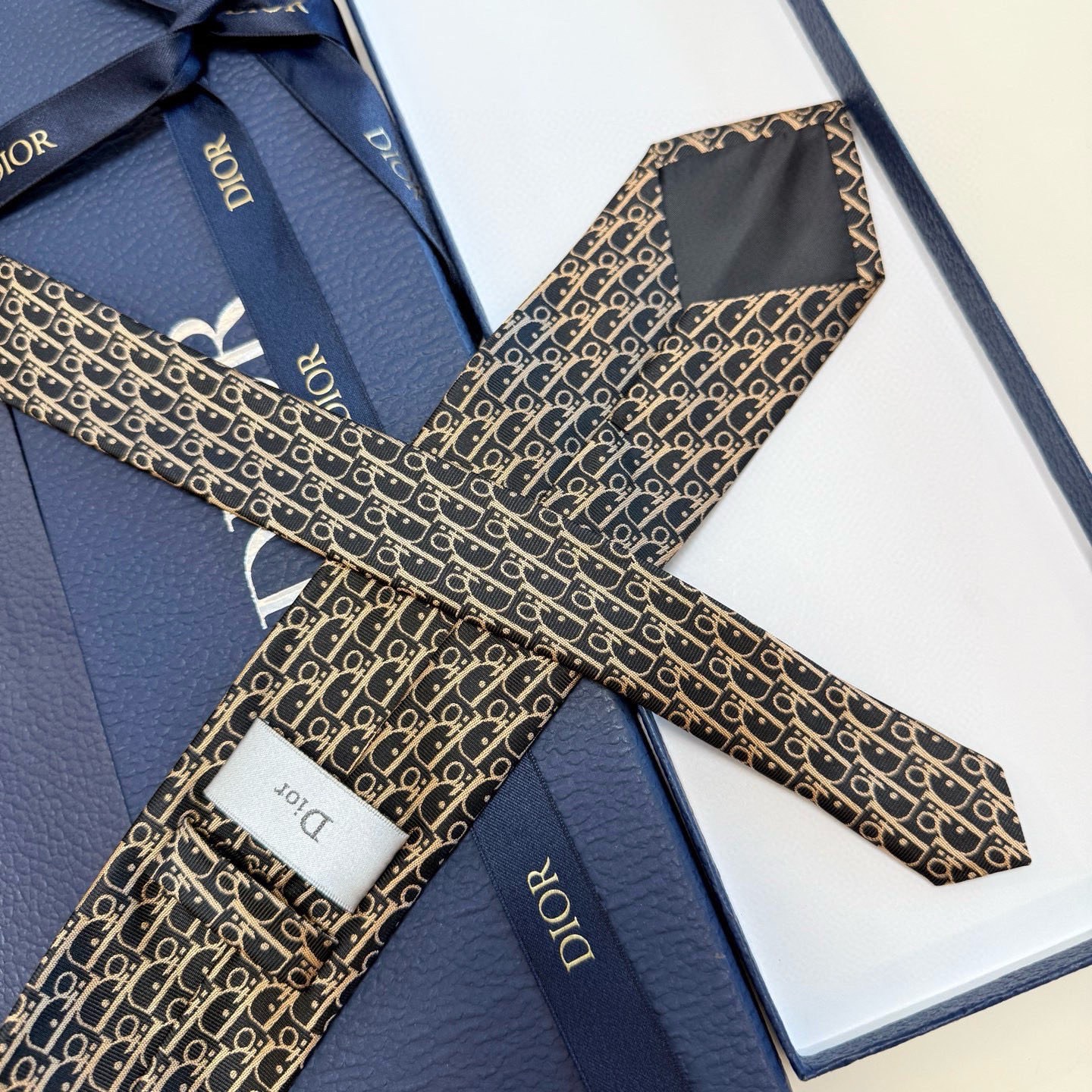 🌾 爆款到，迪奥新款领带💖💖 👔👔Dior男士，稀有😻😻展现精湛手工与时尚优雅的理想选择，这款采用DO家
