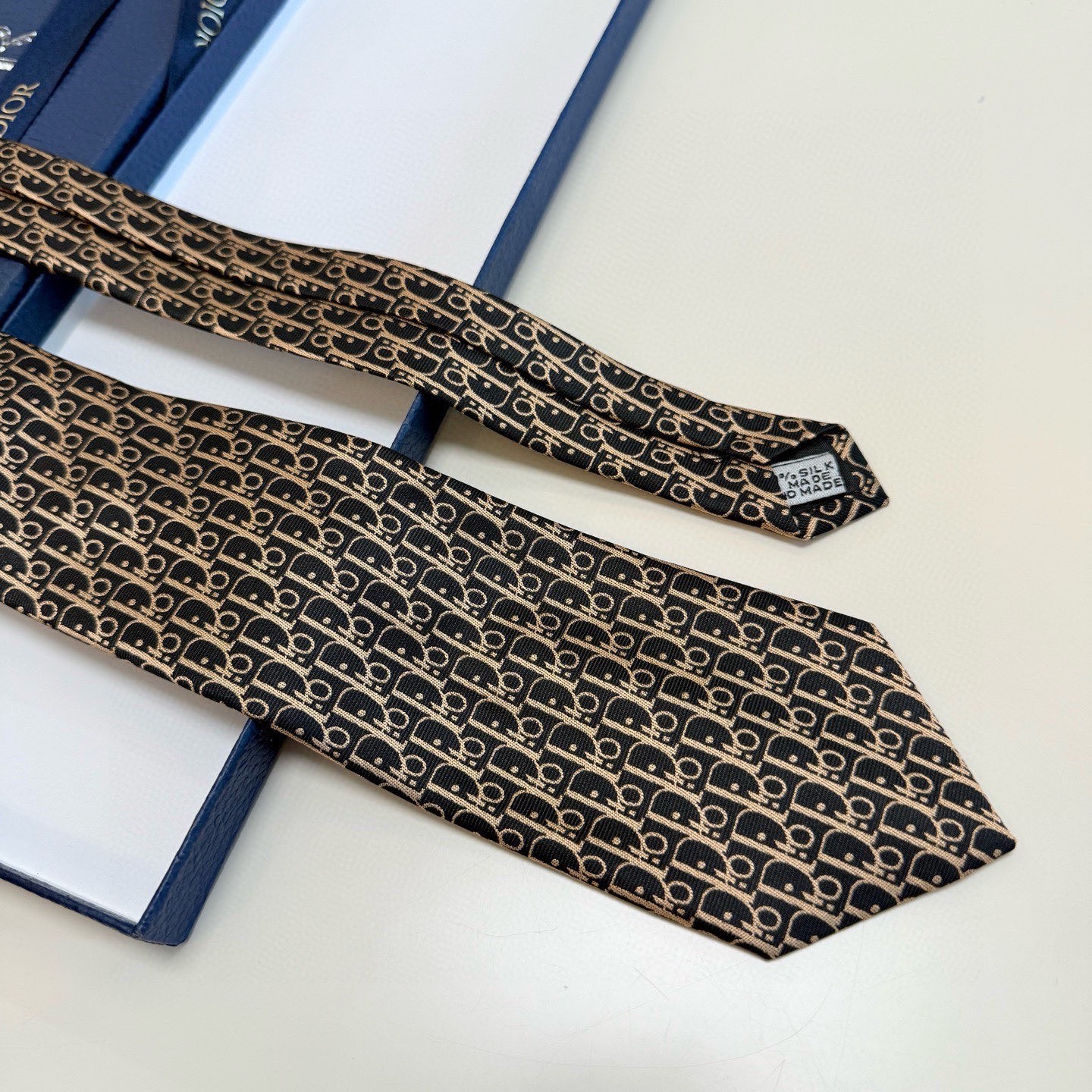 🌾 爆款到，迪奥新款领带💖💖 👔👔Dior男士，稀有😻😻展现精湛手工与时尚优雅的理想选择，这款采用DO家