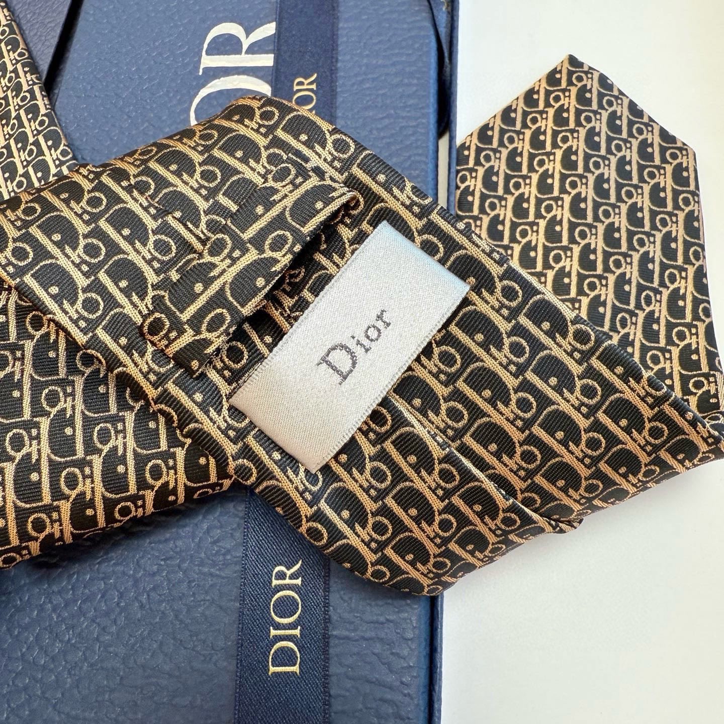 🌾 爆款到，迪奥新款领带💖💖 👔👔Dior男士，稀有😻😻展现精湛手工与时尚优雅的理想选择，这款采用DO家