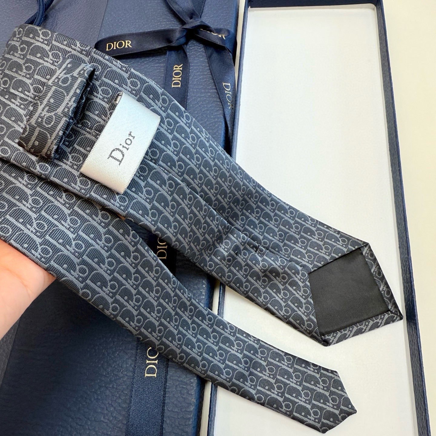 🌾 爆款到，迪奥新款领带💖💖 👔👔Dior男士，稀有😻😻展现精湛手工与时尚优雅的理想选择，这款采用DO家