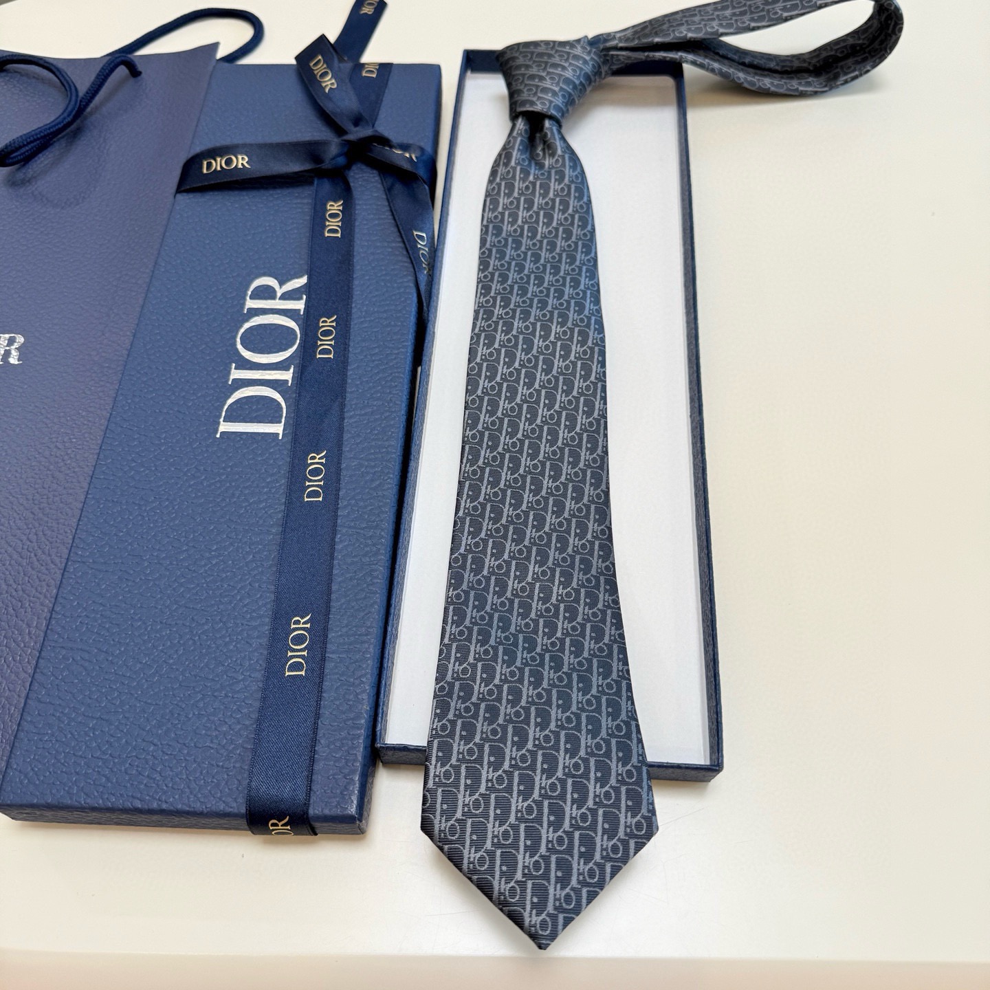 🌾 爆款到，迪奥新款领带💖💖 👔👔Dior男士，稀有😻😻展现精湛手工与时尚优雅的理想选择，这款采用DO家