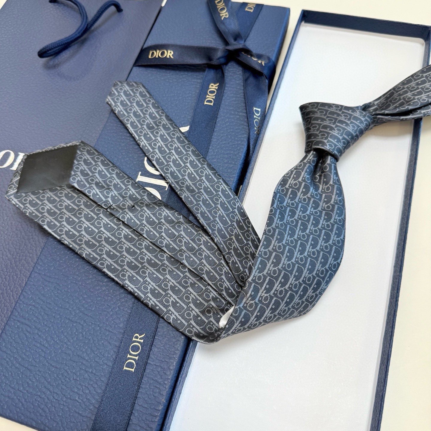 🌾 爆款到，迪奥新款领带💖💖 👔👔Dior男士，稀有😻😻展现精湛手工与时尚优雅的理想选择，这款采用DO家