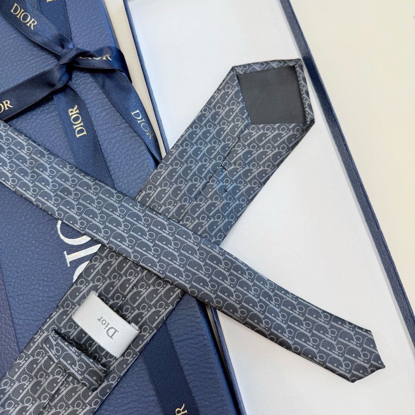 🌾 爆款到，迪奥新款领带💖💖 👔👔Dior男士，稀有😻😻展现精湛手工与时尚优雅的理想选择，这款采用DO家