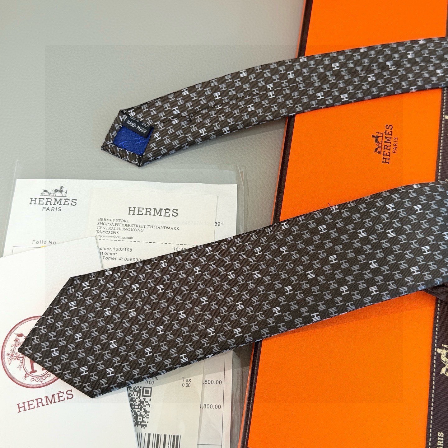 🌾，官方同步新款 男士领带，稀有H家每年都有一千条不同印花的领带面世，从最初的多以几何图案表现骑术活动为