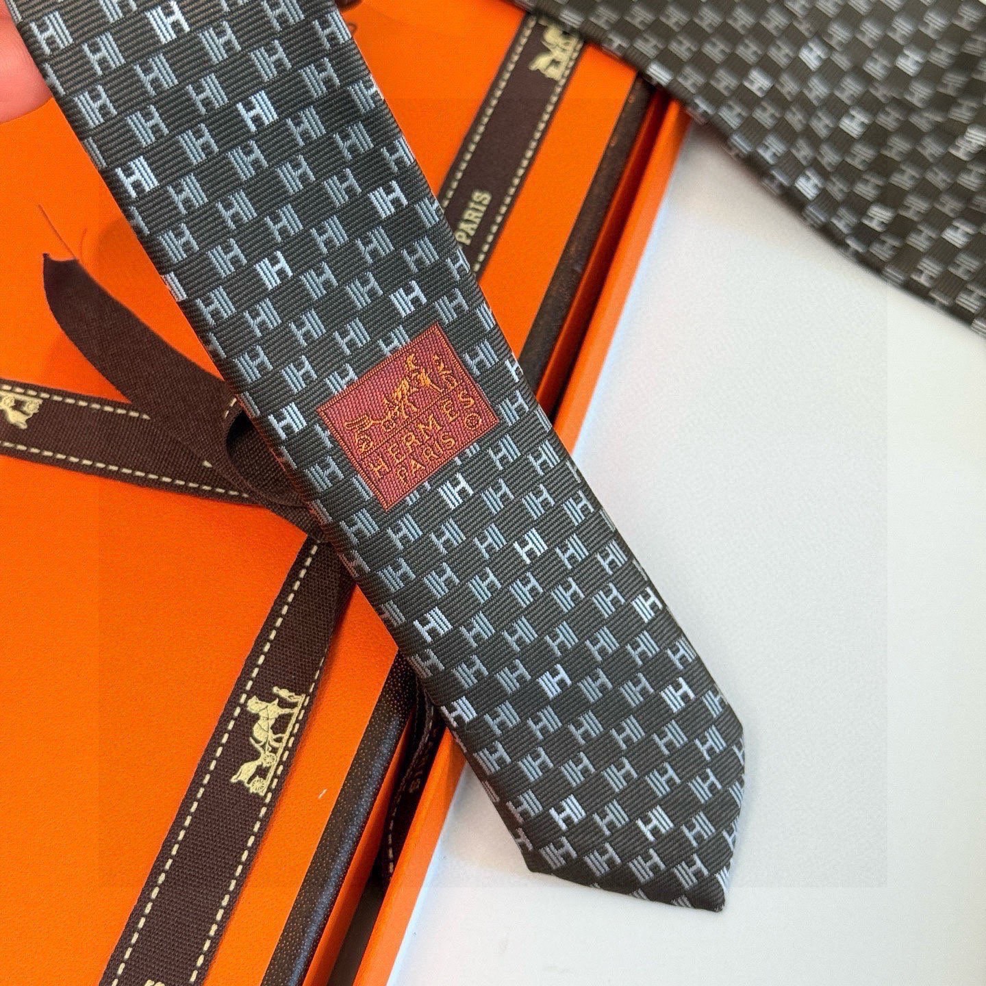 🌾，官方同步新款 男士领带，稀有H家每年都有一千条不同印花的领带面世，从最初的多以几何图案表现骑术活动为