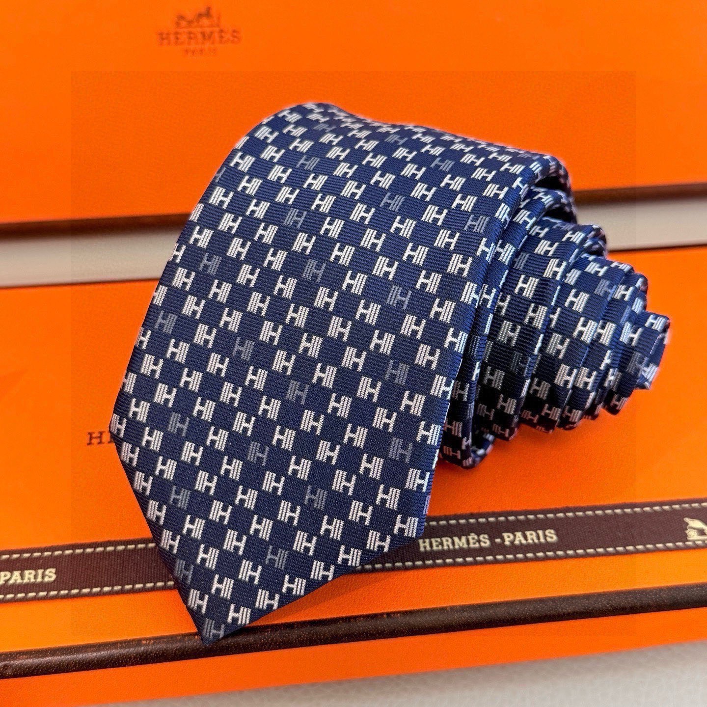 🌾，官方同步新款 男士领带，稀有H家每年都有一千条不同印花的领带面世，从最初的多以几何图案表现骑术活动为
