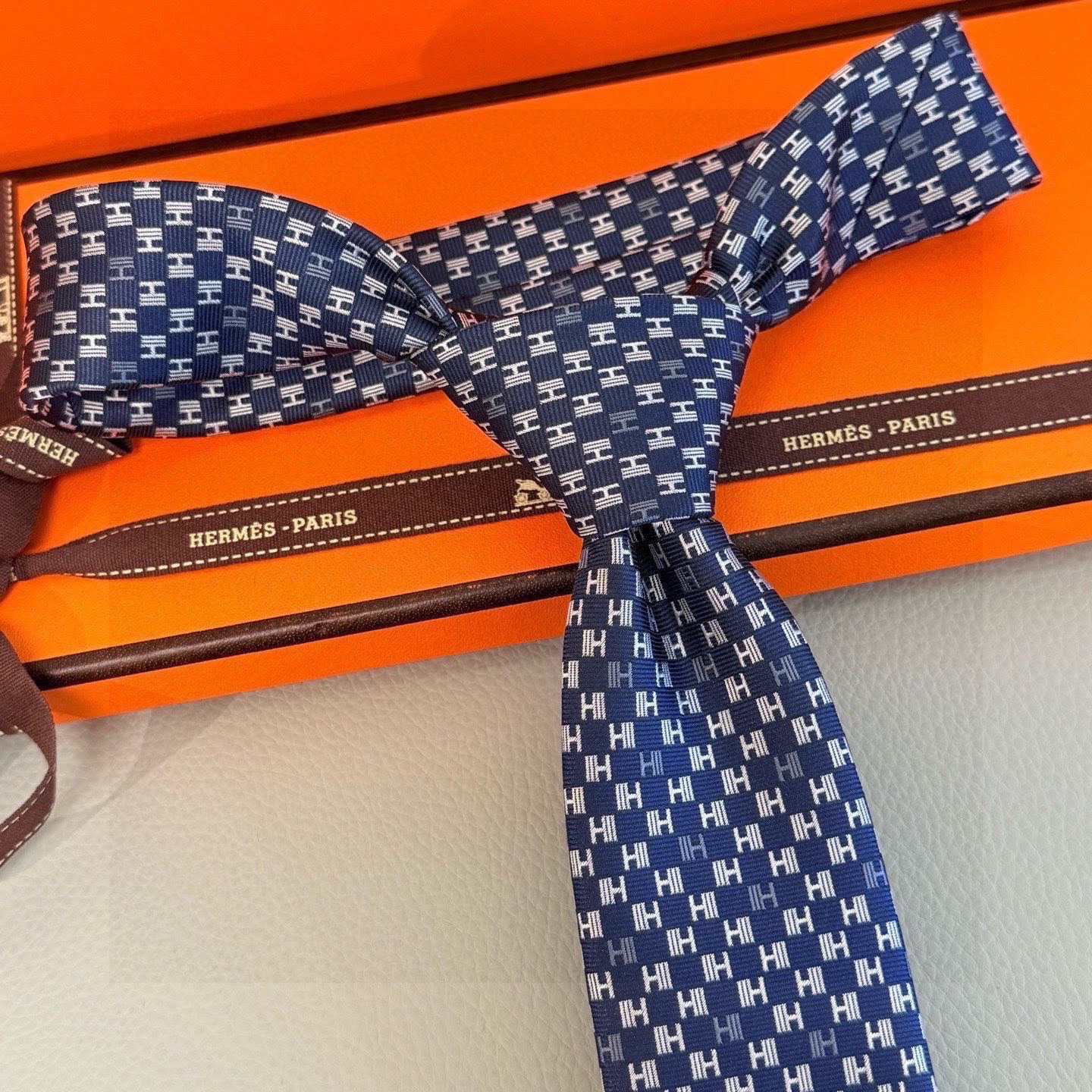 🌾，官方同步新款 男士领带，稀有H家每年都有一千条不同印花的领带面世，从最初的多以几何图案表现骑术活动为