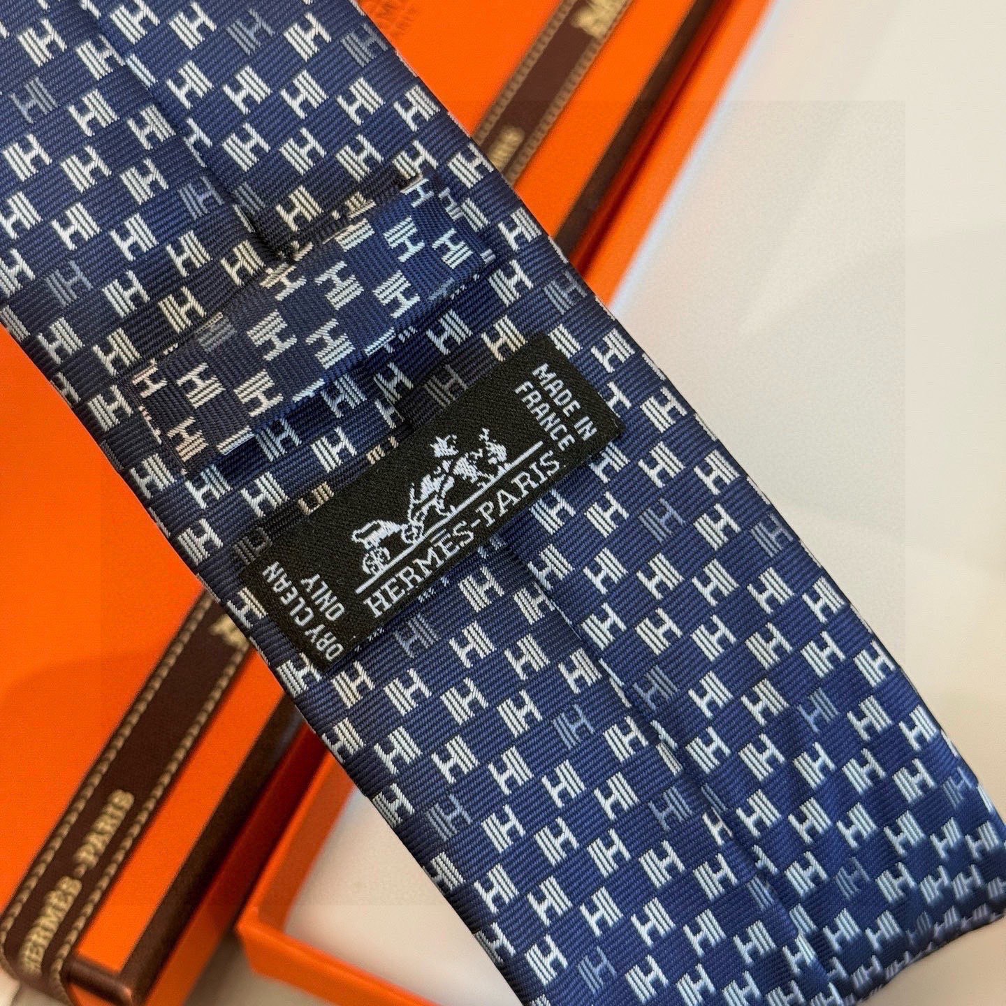 🌾，官方同步新款 男士领带，稀有H家每年都有一千条不同印花的领带面世，从最初的多以几何图案表现骑术活动为