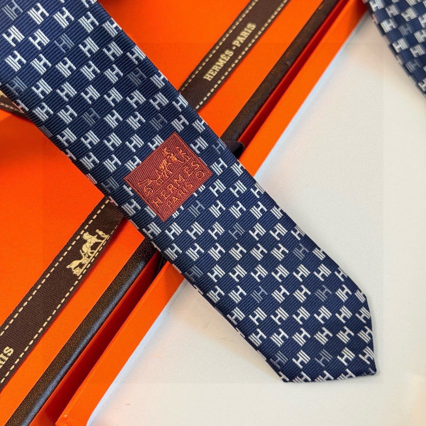 🌾，官方同步新款 男士领带，稀有H家每年都有一千条不同印花的领带面世，从最初的多以几何图案表现骑术活动为