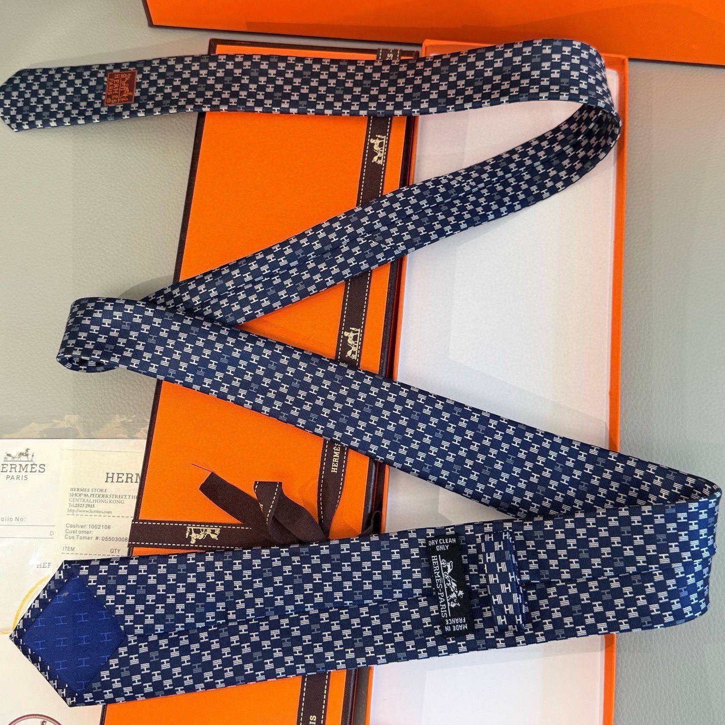 🌾，官方同步新款 男士领带，稀有H家每年都有一千条不同印花的领带面世，从最初的多以几何图案表现骑术活动为