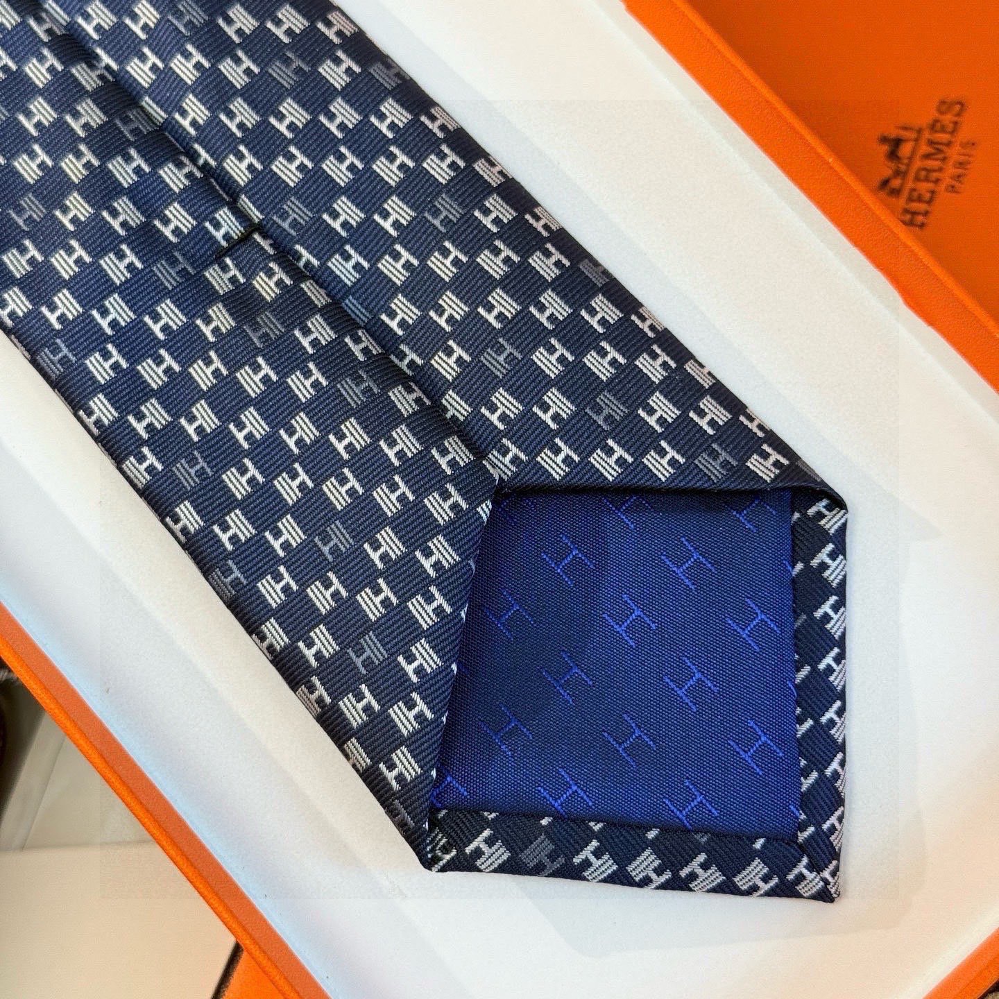 🌾，官方同步新款 男士领带，稀有H家每年都有一千条不同印花的领带面世，从最初的多以几何图案表现骑术活动为