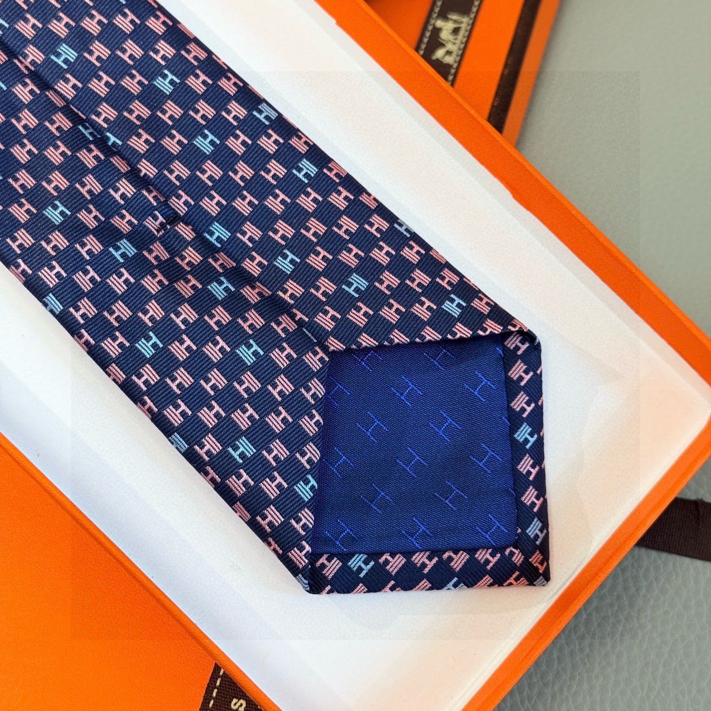 🌾，官方同步新款 男士领带，稀有H家每年都有一千条不同印花的领带面世，从最初的多以几何图案表现骑术活动为