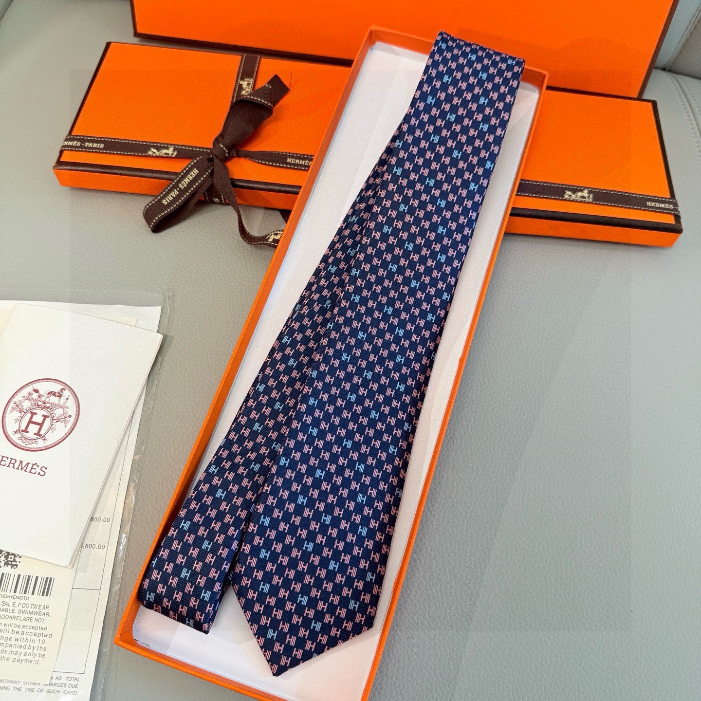 🌾，官方同步新款 男士领带，稀有H家每年都有一千条不同印花的领带面世，从最初的多以几何图案表现骑术活动为