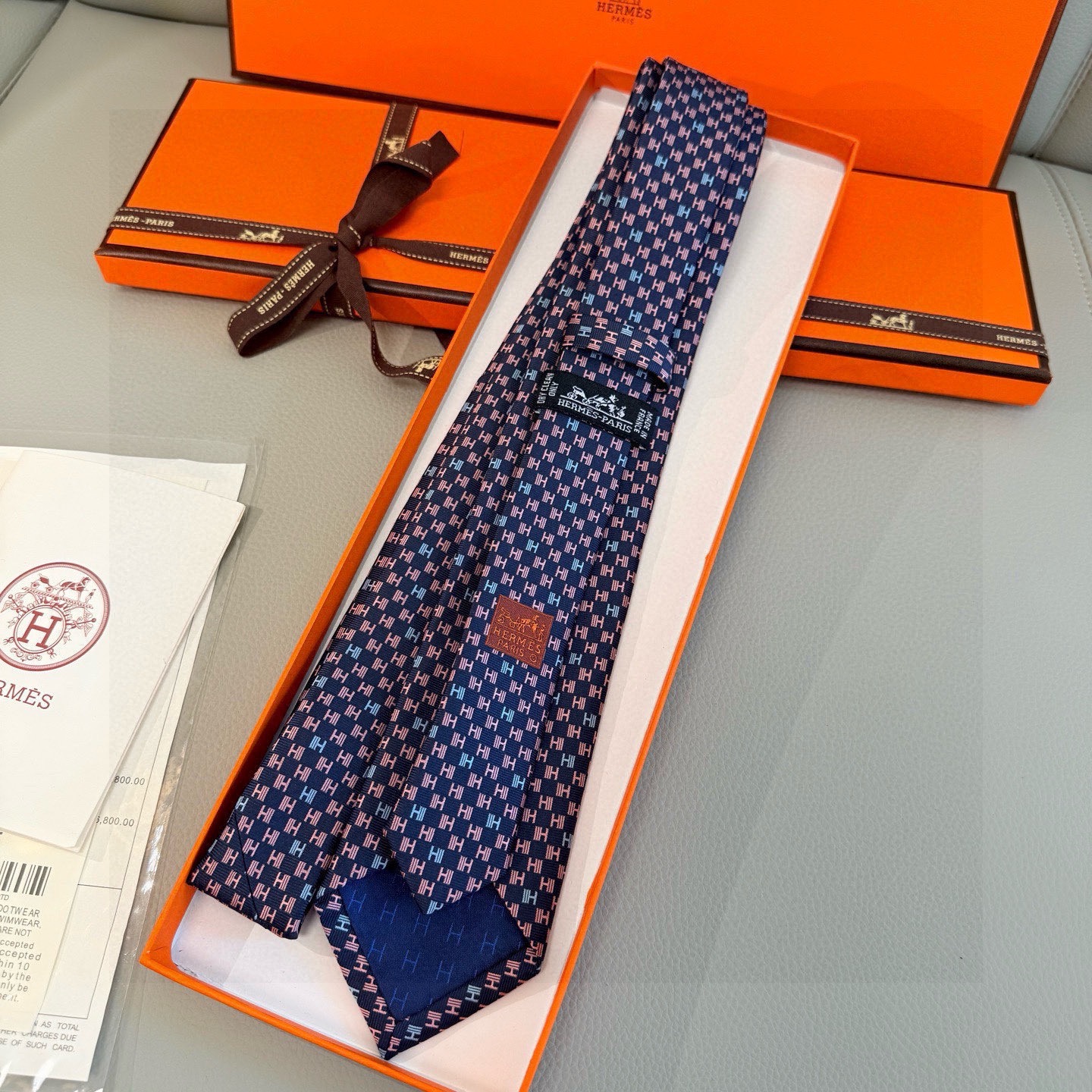 🌾，官方同步新款 男士领带，稀有H家每年都有一千条不同印花的领带面世，从最初的多以几何图案表现骑术活动为