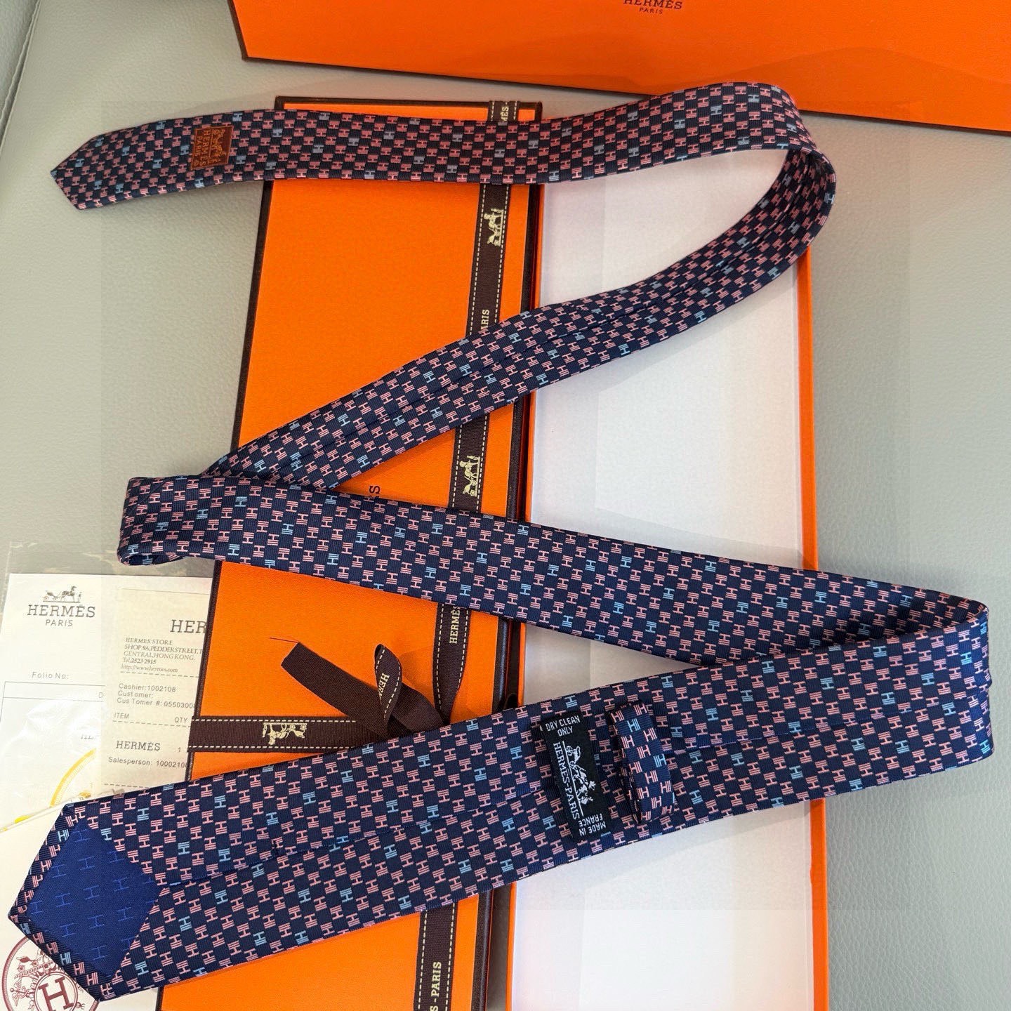 🌾，官方同步新款 男士领带，稀有H家每年都有一千条不同印花的领带面世，从最初的多以几何图案表现骑术活动为