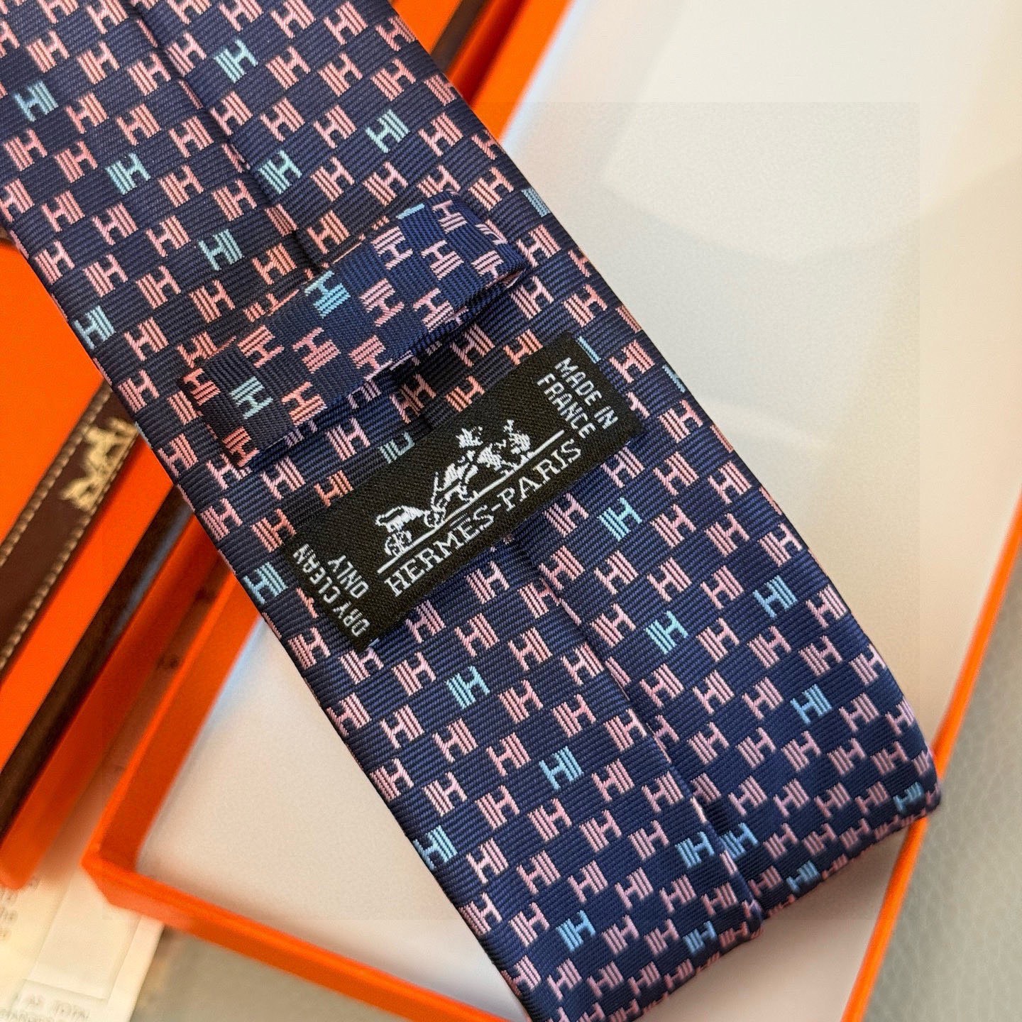 🌾，官方同步新款 男士领带，稀有H家每年都有一千条不同印花的领带面世，从最初的多以几何图案表现骑术活动为