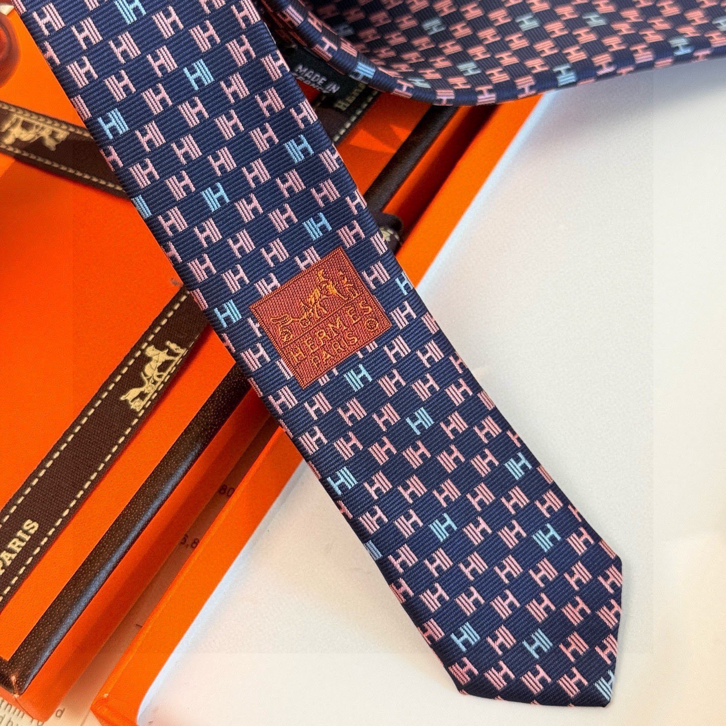 🌾，官方同步新款 男士领带，稀有H家每年都有一千条不同印花的领带面世，从最初的多以几何图案表现骑术活动为