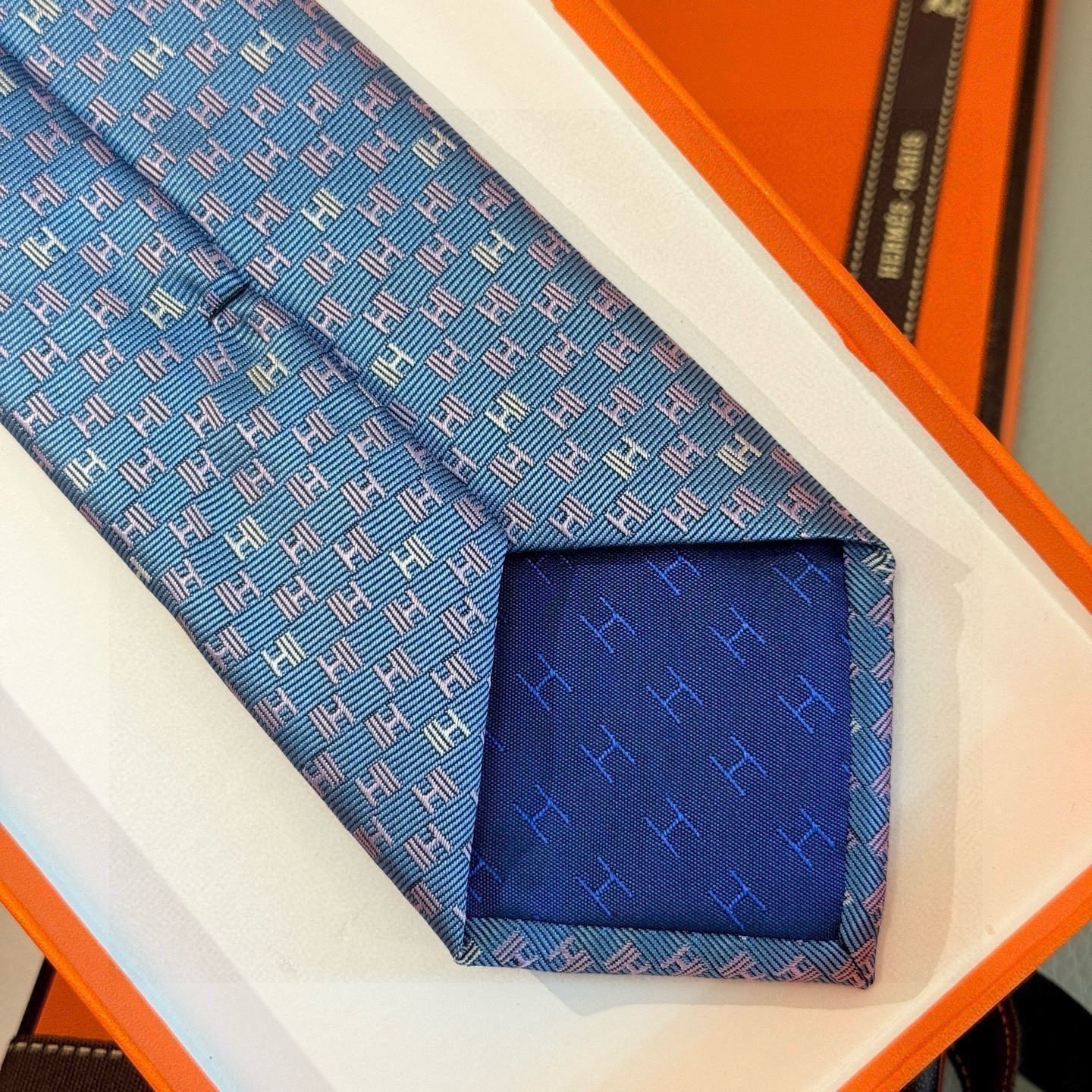 🌾，官方同步新款 男士领带，稀有H家每年都有一千条不同印花的领带面世，从最初的多以几何图案表现骑术活动为