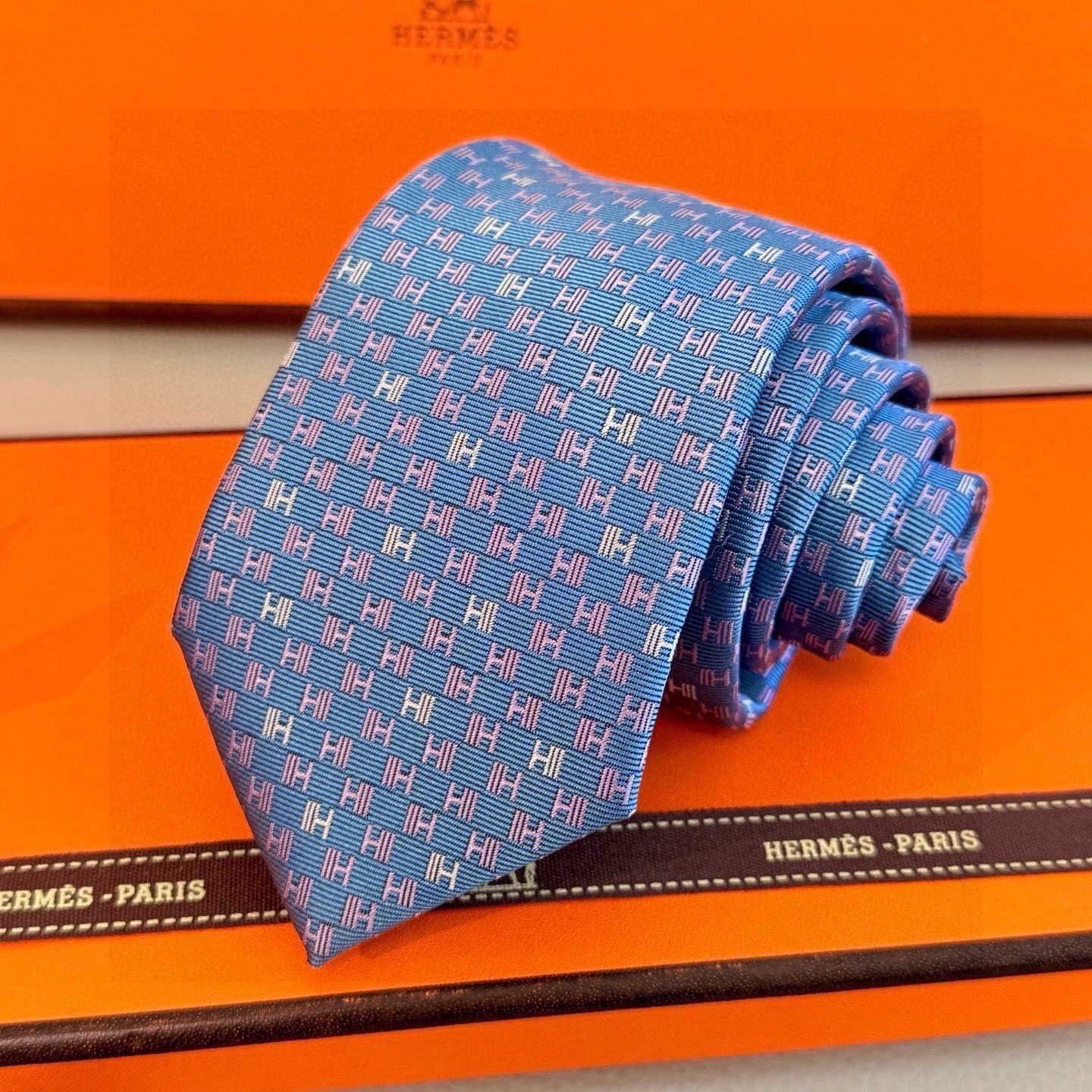 🌾，官方同步新款 男士领带，稀有H家每年都有一千条不同印花的领带面世，从最初的多以几何图案表现骑术活动为