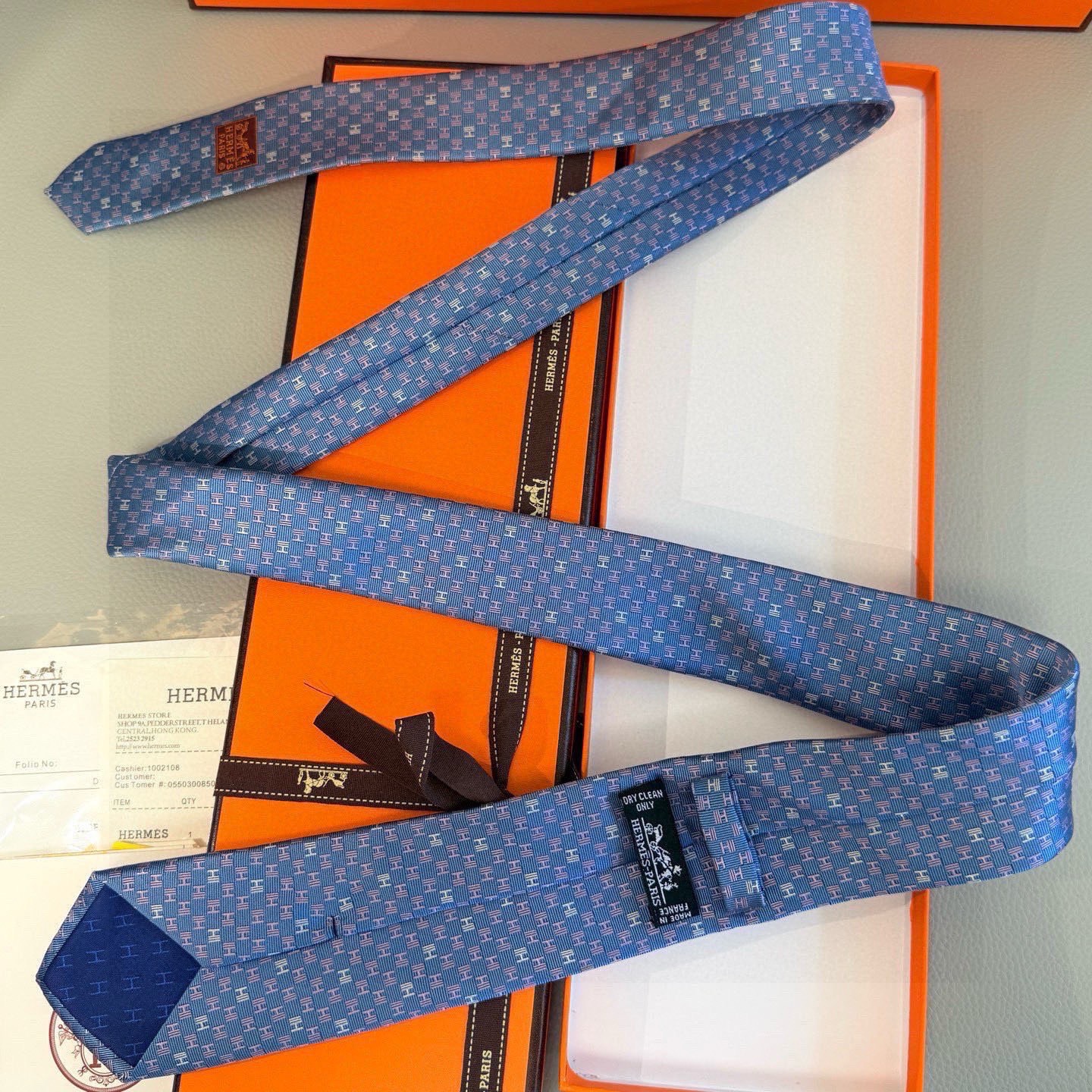 🌾，官方同步新款 男士领带，稀有H家每年都有一千条不同印花的领带面世，从最初的多以几何图案表现骑术活动为