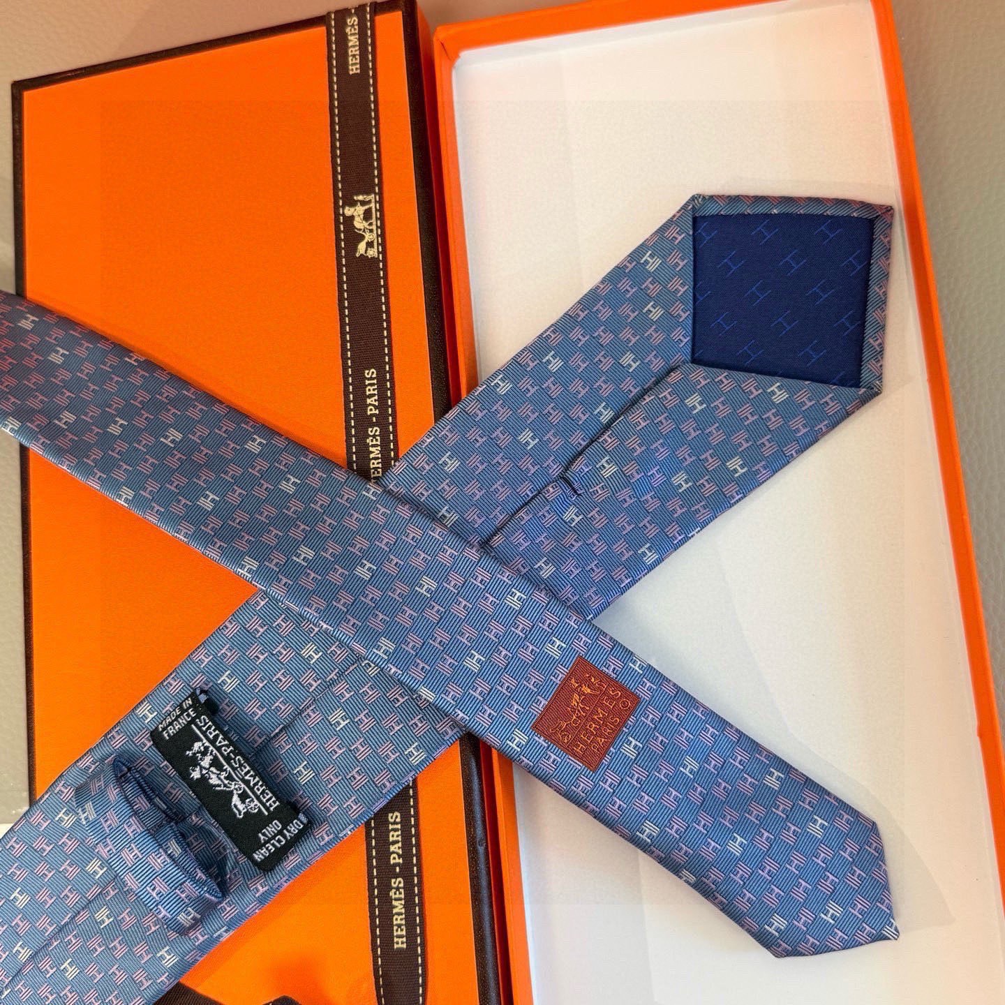 🌾，官方同步新款 男士领带，稀有H家每年都有一千条不同印花的领带面世，从最初的多以几何图案表现骑术活动为